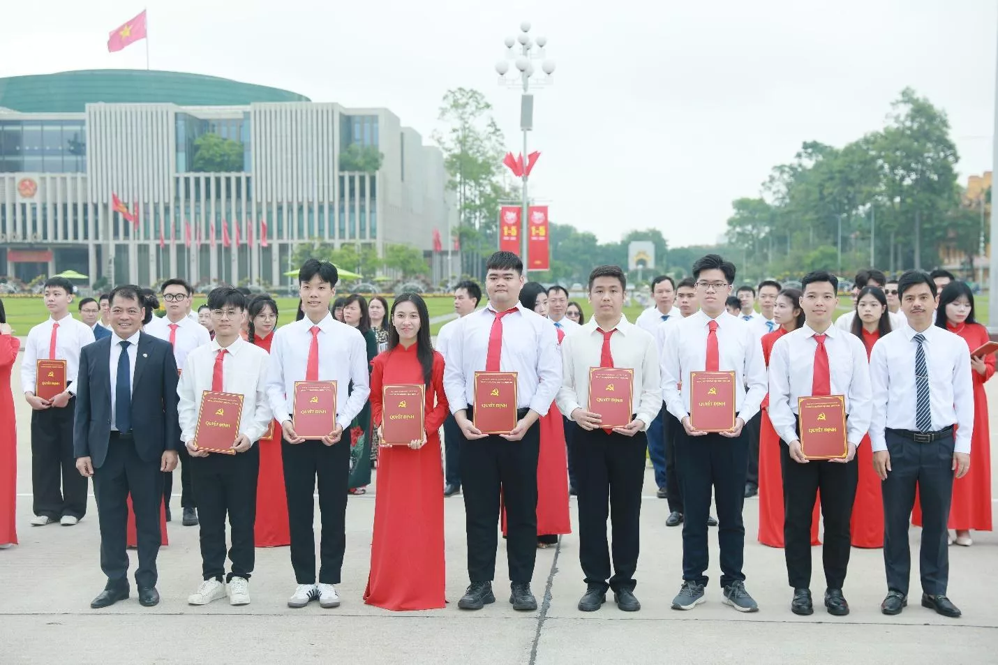 Lễ kết nạp Đảng viên và báo công dâng Bác: Dấu mốc thiêng liêng của tuổi trẻ Thủy lợi