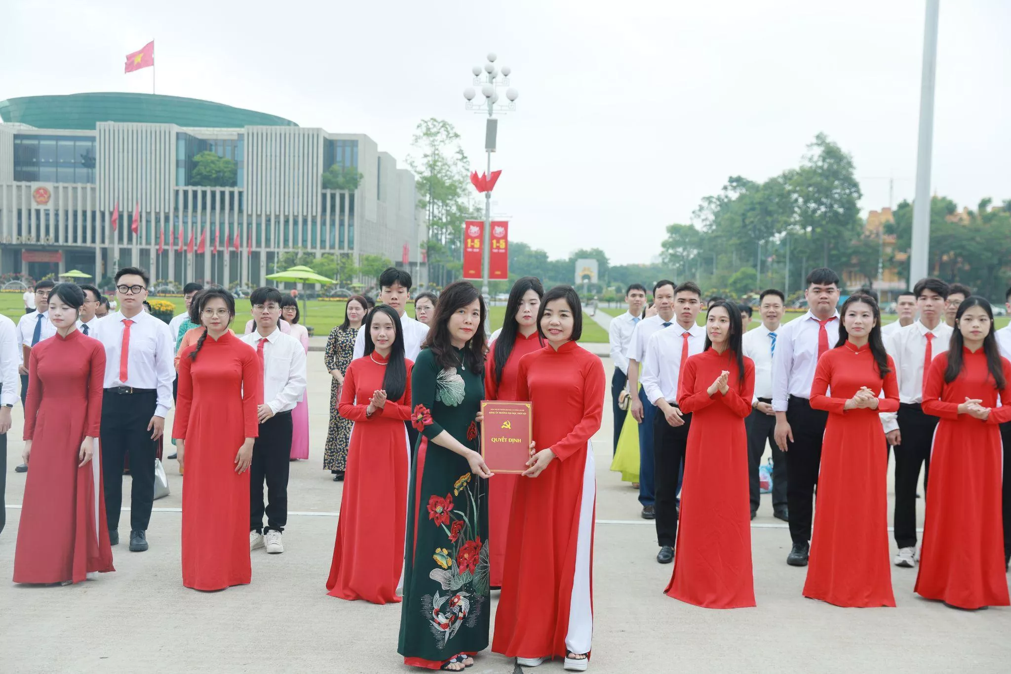 Lễ kết nạp Đảng viên và báo công dâng Bác: Dấu mốc thiêng liêng của tuổi trẻ Thủy lợi