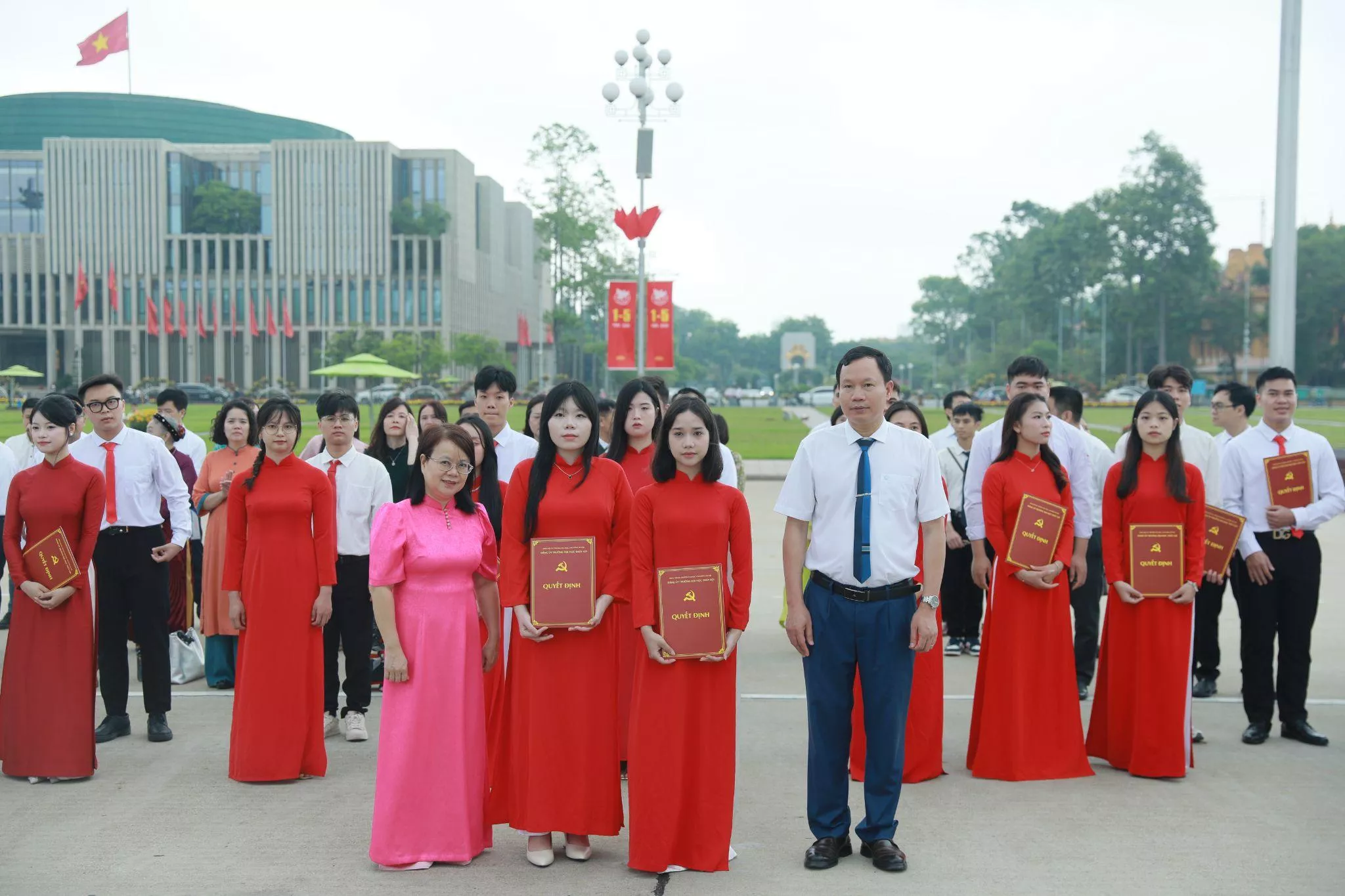 Lễ kết nạp Đảng viên và báo công dâng Bác: Dấu mốc thiêng liêng của tuổi trẻ Thủy lợi
