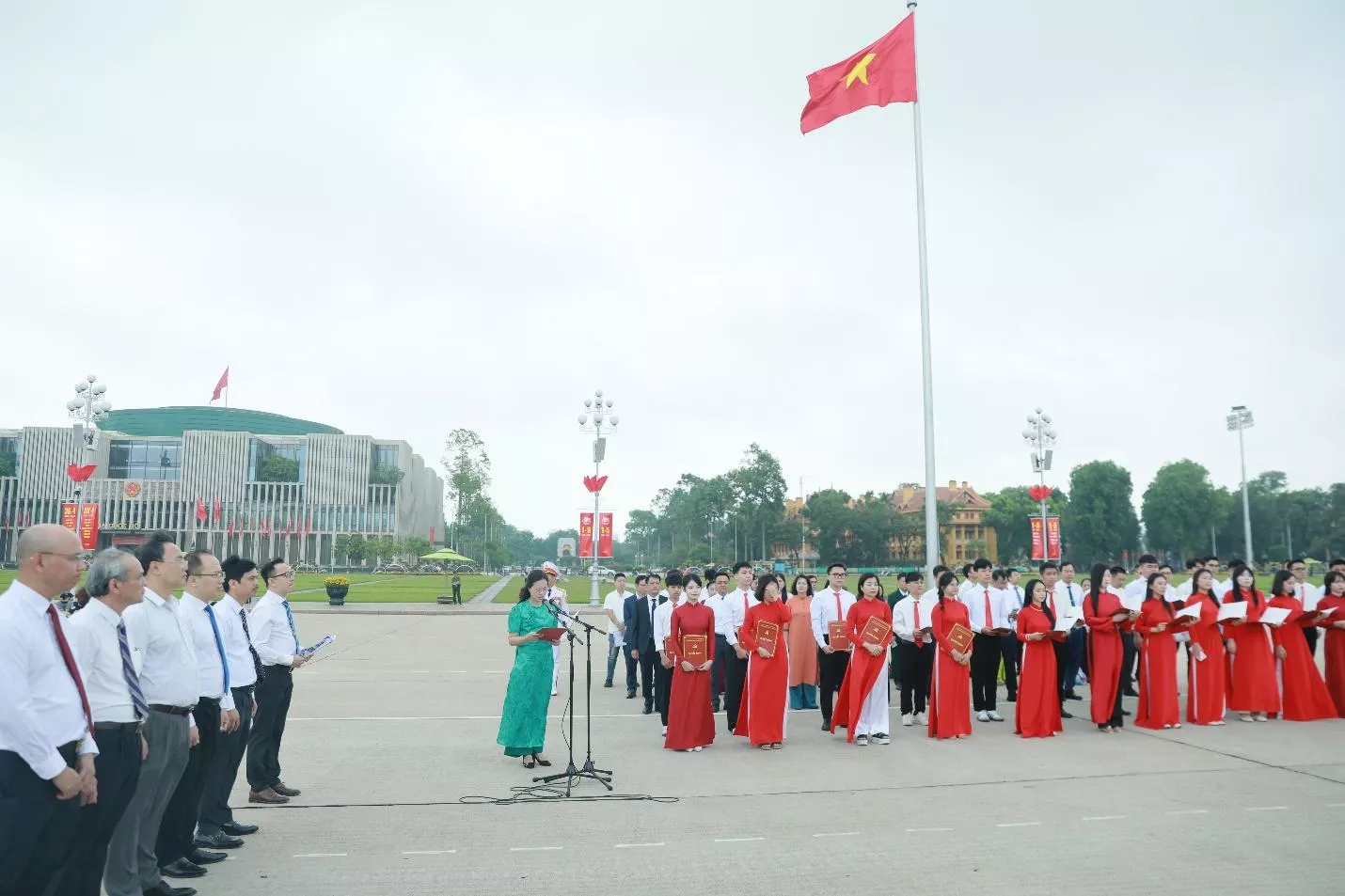 Lễ kết nạp Đảng viên và báo công dâng Bác: Dấu mốc thiêng liêng của tuổi trẻ Thủy lợi