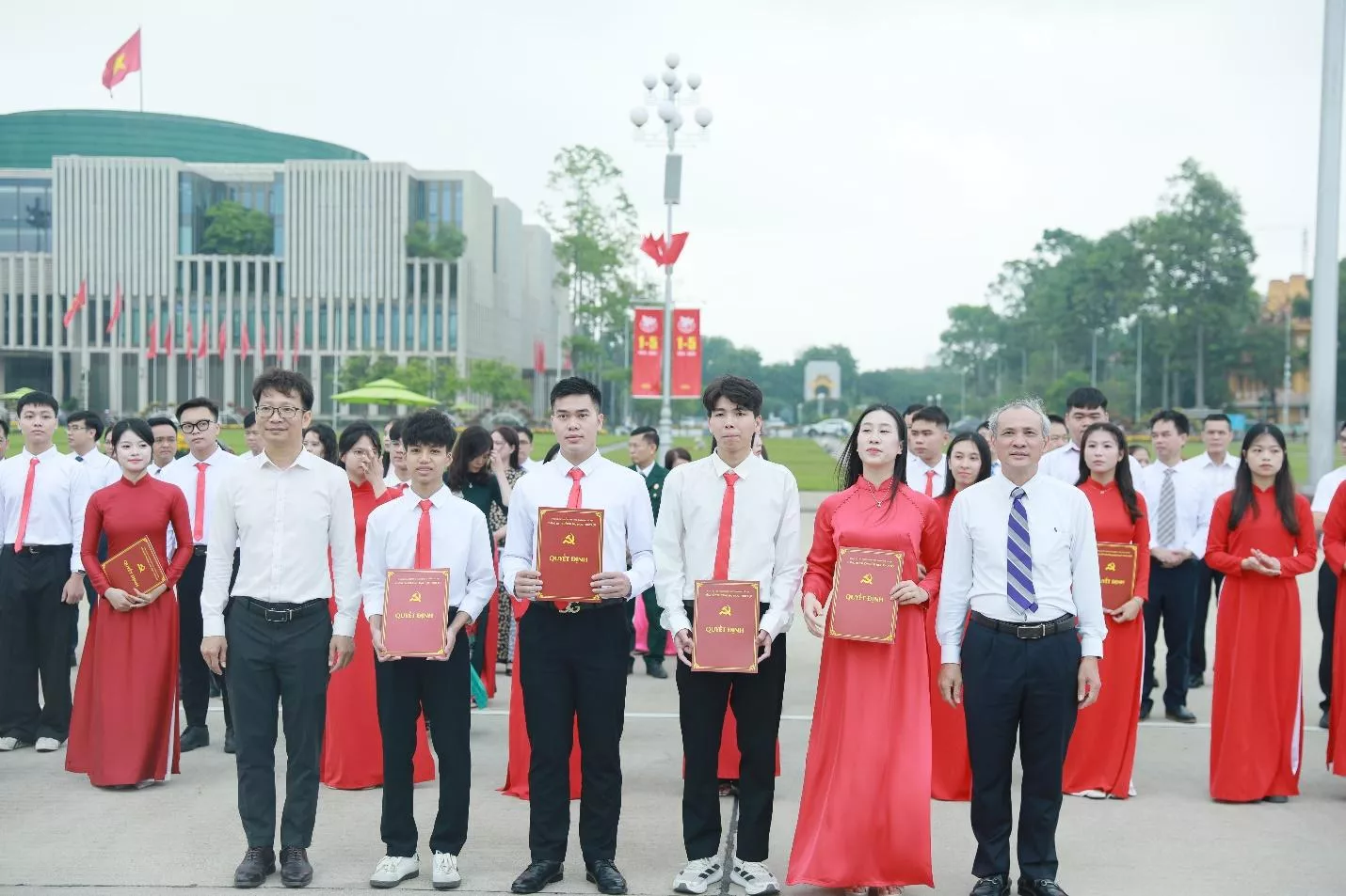 Lễ kết nạp Đảng viên và báo công dâng Bác: Dấu mốc thiêng liêng của tuổi trẻ Thủy lợi