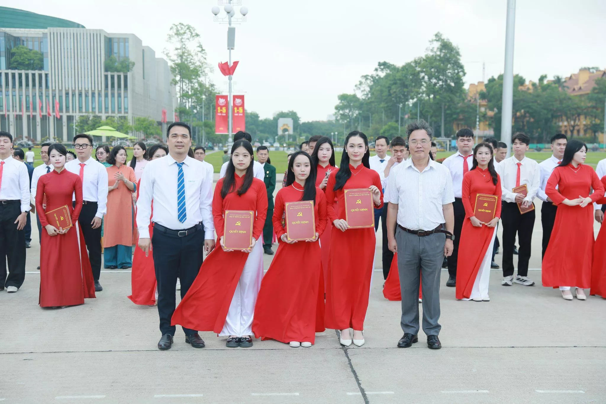 Lễ kết nạp Đảng viên và báo công dâng Bác: Dấu mốc thiêng liêng của tuổi trẻ Thủy lợi