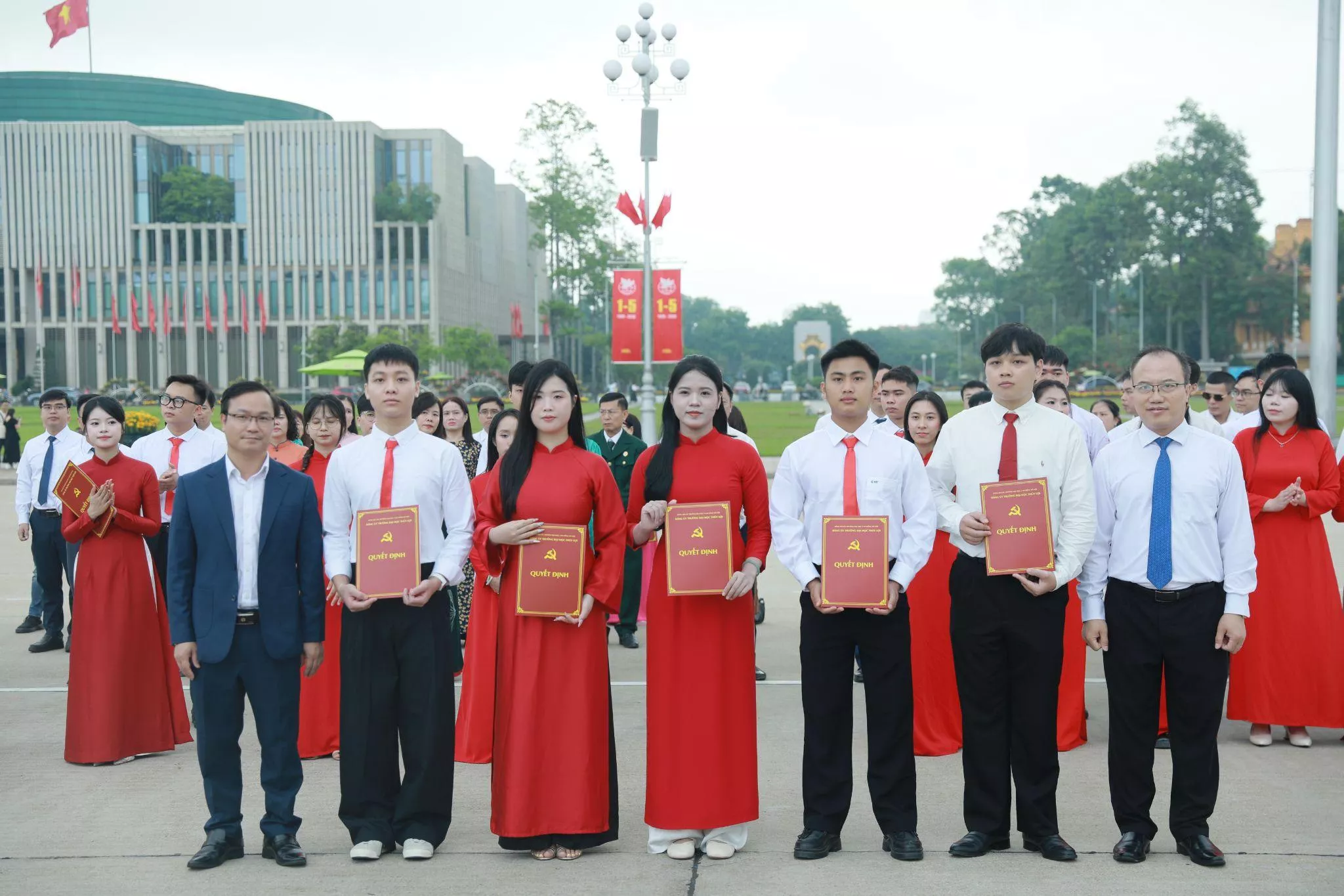 Lễ kết nạp Đảng viên và báo công dâng Bác: Dấu mốc thiêng liêng của tuổi trẻ Thủy lợi