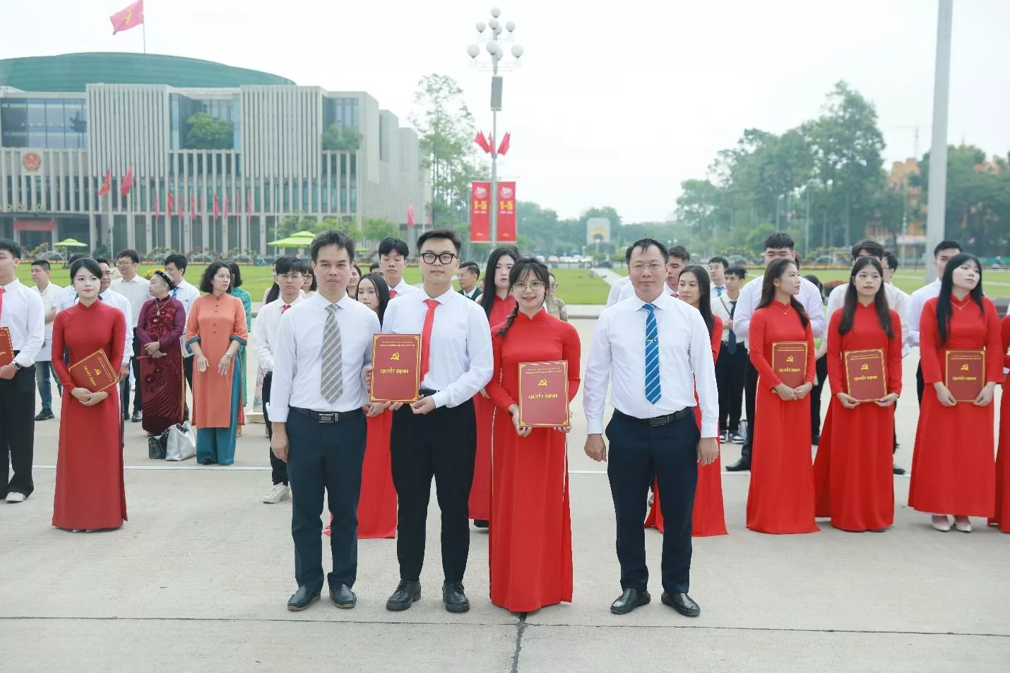 Lễ kết nạp Đảng viên và báo công dâng Bác: Dấu mốc thiêng liêng của tuổi trẻ Thủy lợi