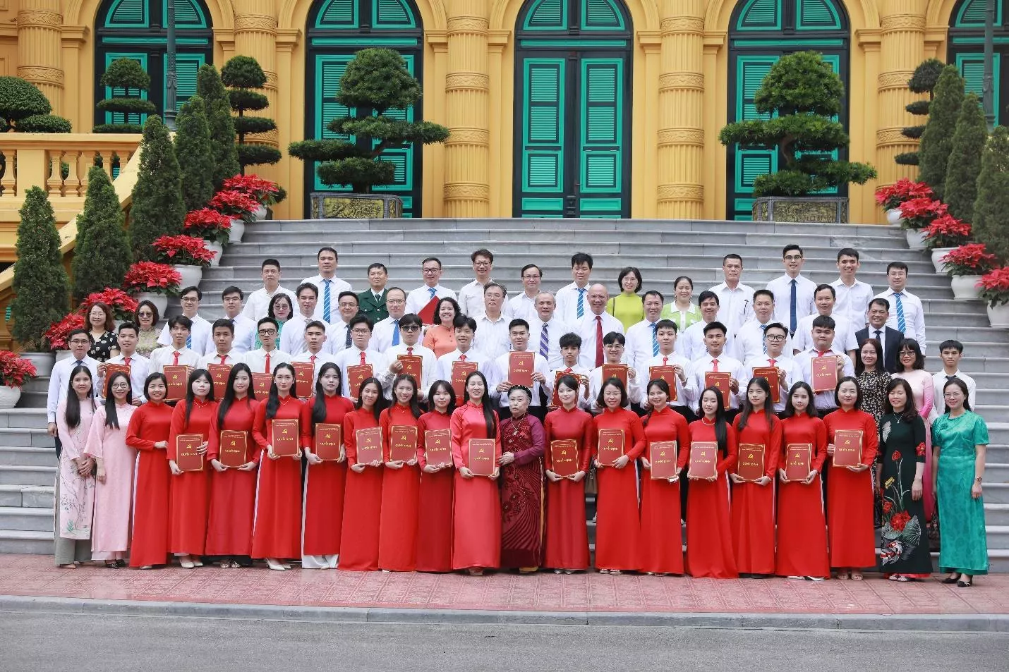 Lễ kết nạp Đảng viên và báo công dâng Bác: Dấu mốc thiêng liêng của tuổi trẻ Thủy lợi
