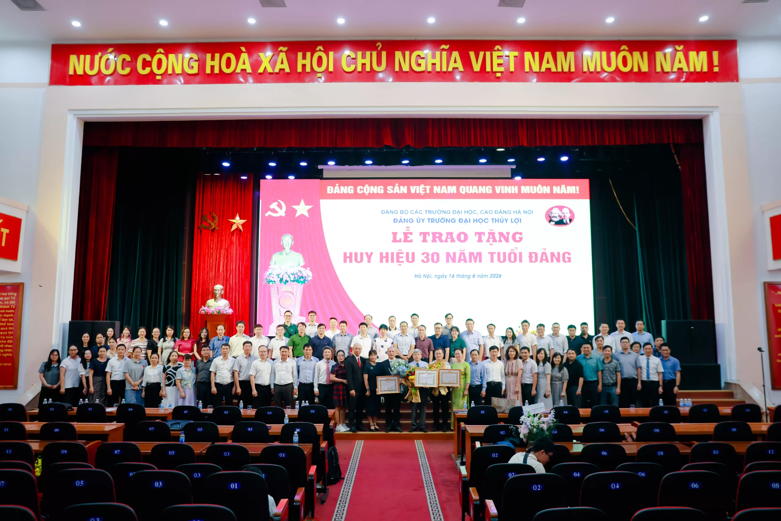 Trao tặng Huy hiệu 30 năm tuổi Đảng cho các đảng viên của Trường Đại học Thủy lợi