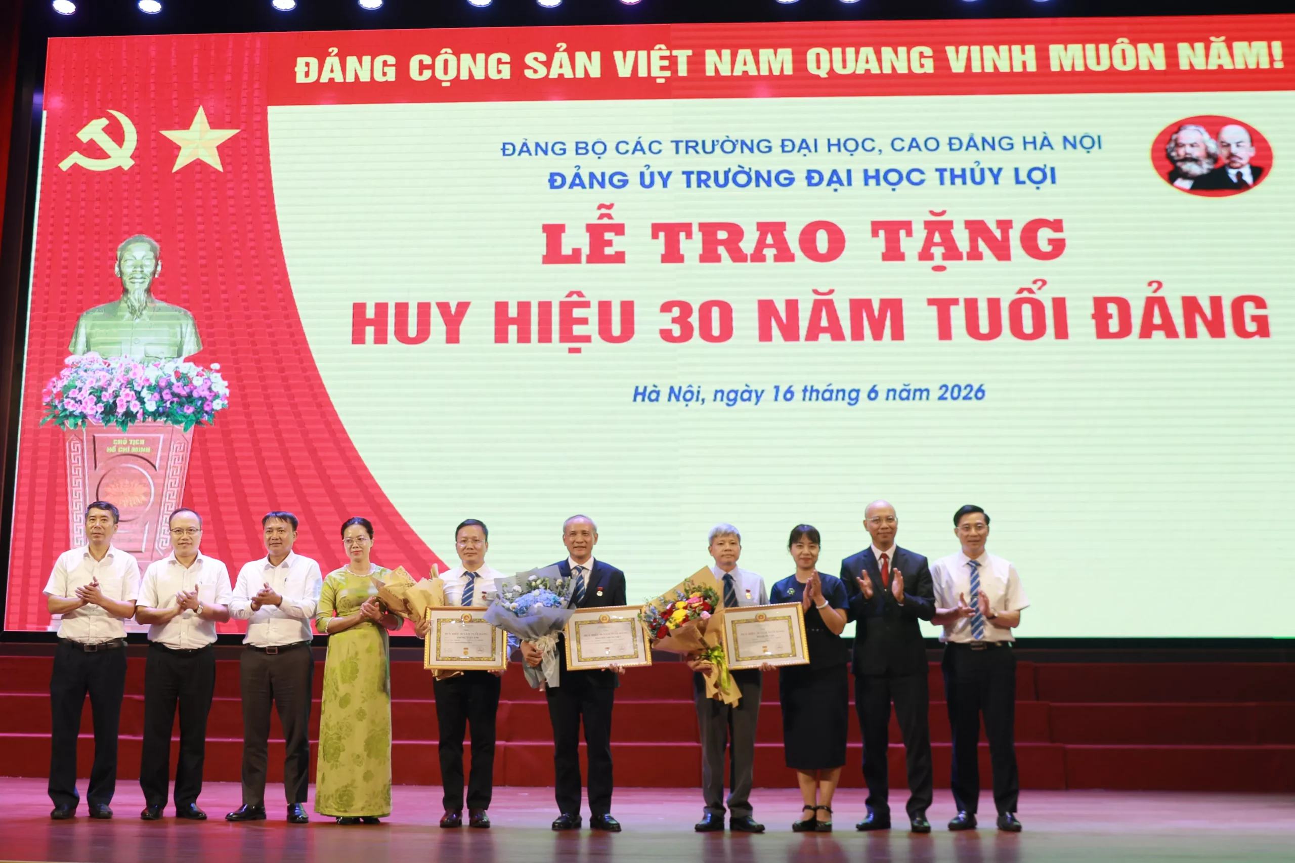 Trao tặng Huy hiệu 30 năm tuổi Đảng cho các đảng viên của Trường Đại học Thủy lợi