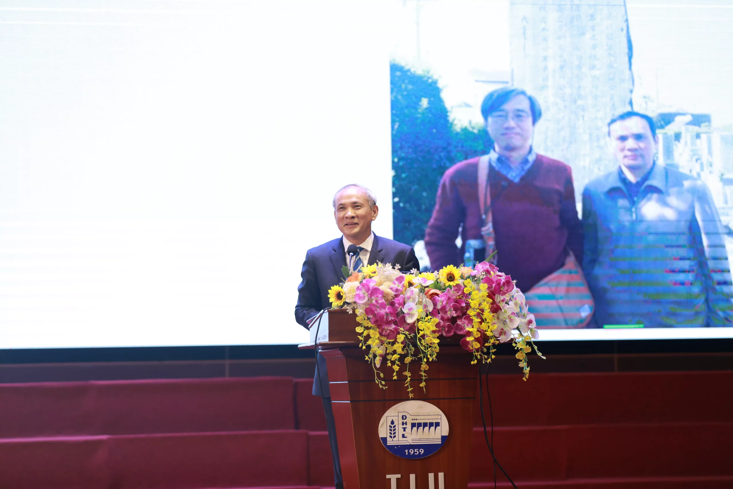 Trao tặng Huy hiệu 30 năm tuổi Đảng cho các đảng viên của Trường Đại học Thủy lợi