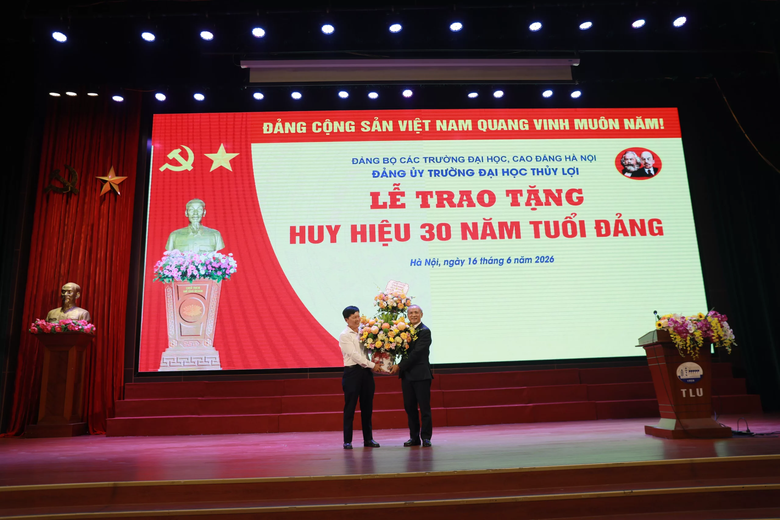 Trao tặng Huy hiệu 30 năm tuổi Đảng cho các đảng viên của Trường Đại học Thủy lợi