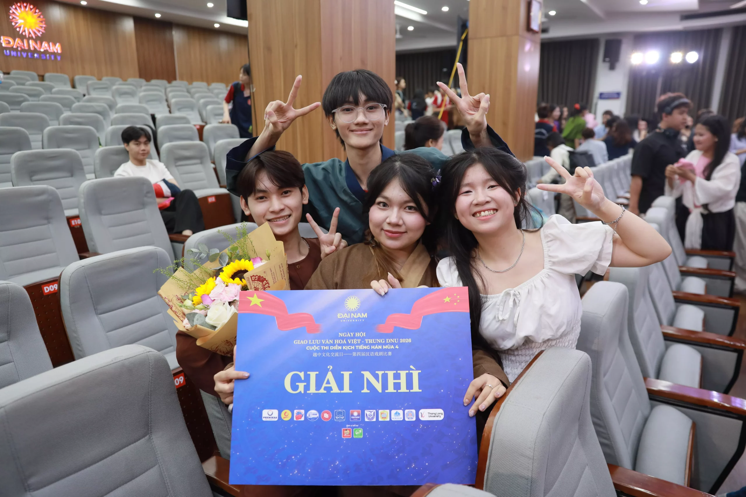 Sinh viên Trường Đại học Thủy lợi xuất sắc giành giải Nhì cuộc thi “Diễn kịch tiếng Hán mùa 4”