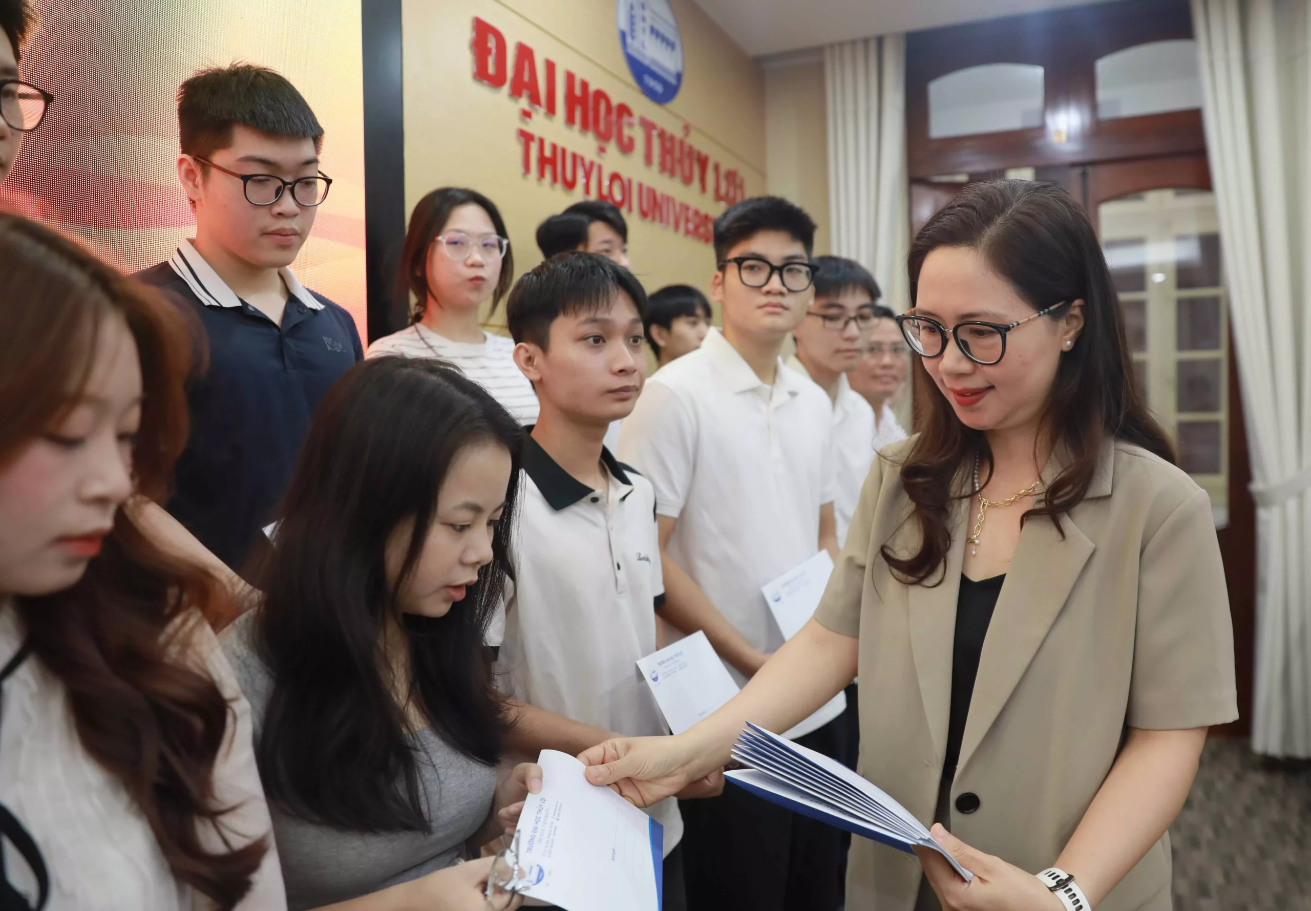 Gặp mặt sinh viên, học viên Cao học và Nghiên cứu sinh đang học tại trường có cha/mẹ là Liệt sĩ, Thương/bệnh binh và Người có công với cách mạng nhân Kỷ niệm 79 năm Ngày Thương binh – Liệt sĩ