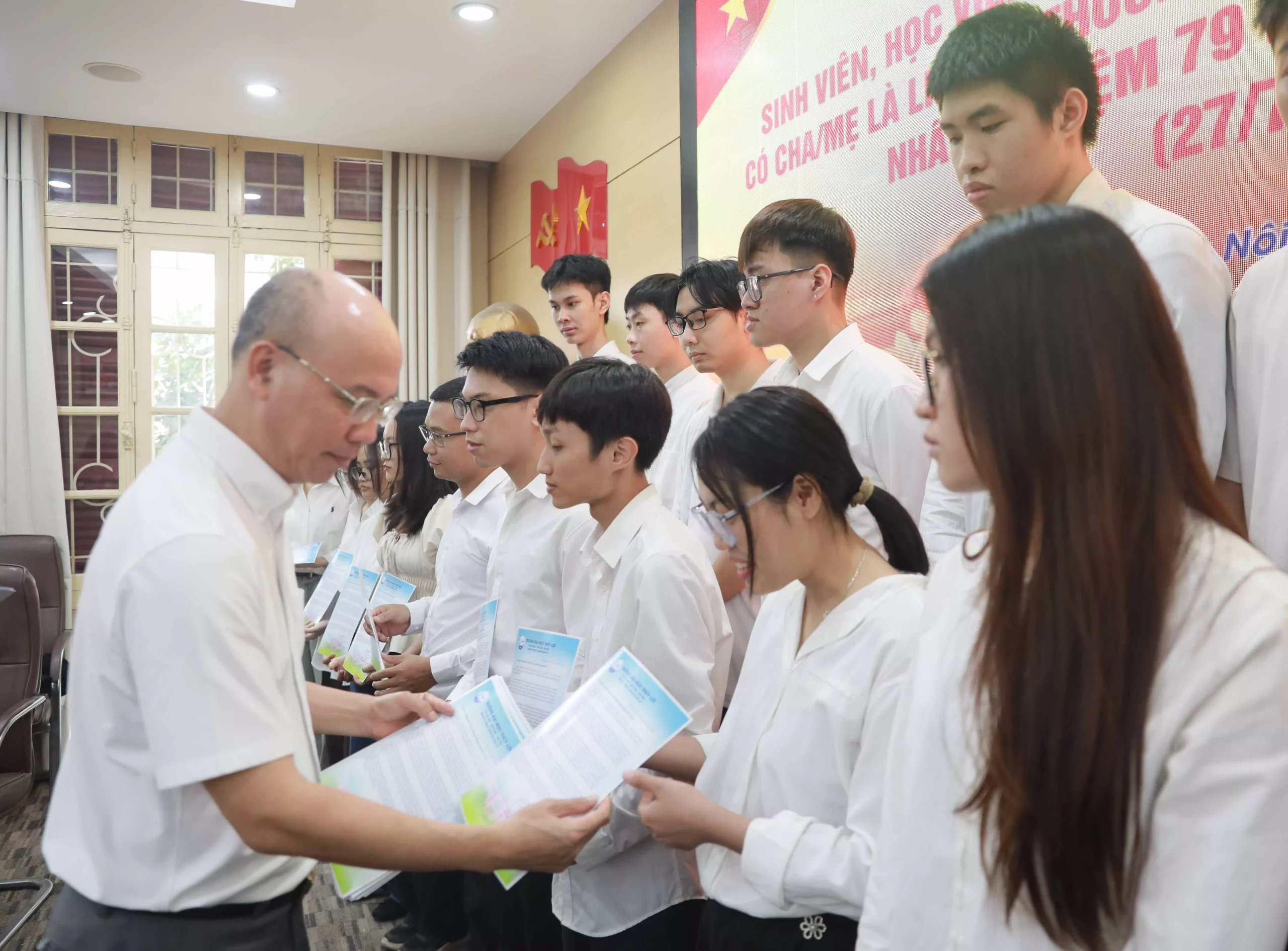 Gặp mặt sinh viên, học viên Cao học và Nghiên cứu sinh đang học tại trường có cha/mẹ là Liệt sĩ, Thương/bệnh binh và Người có công với cách mạng nhân Kỷ niệm 79 năm Ngày Thương binh – Liệt sĩ