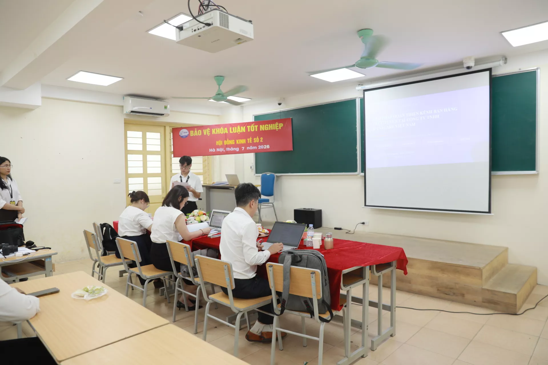 Khóa sinh viên đầu tiên ngành Kinh tế số Trường Đại học Thủy lợi bảo vệ tốt nghiệp
