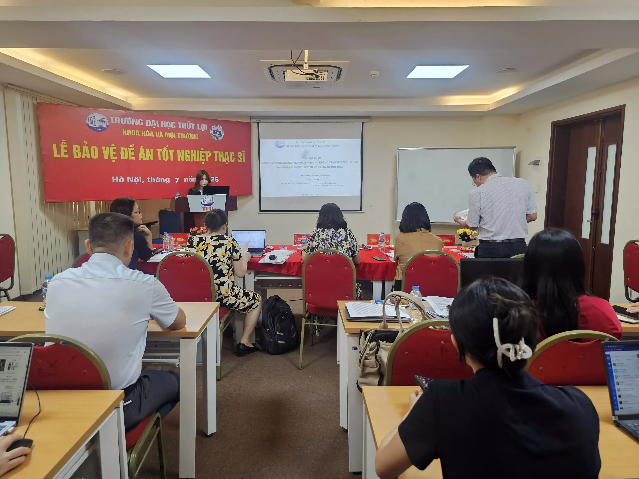 Lưu học sinh Lào bảo vệ thành công Đề án tốt nghiệp thạc sĩ tại Trường Đại học Thủy lợi