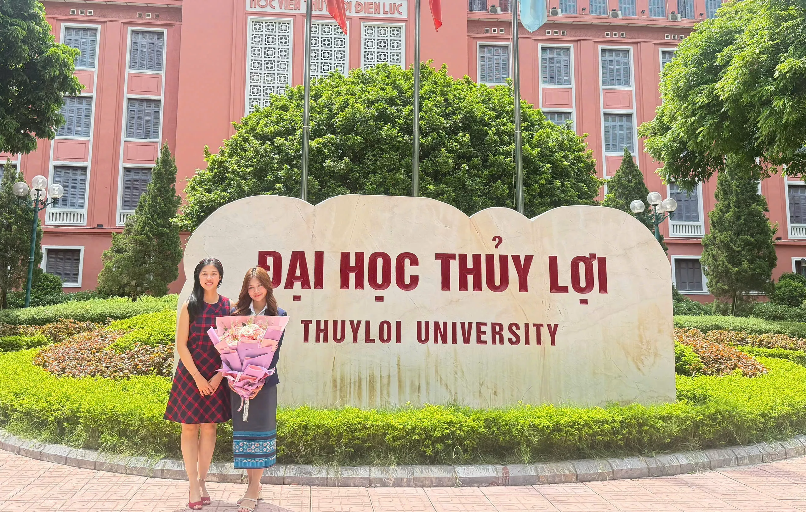 Lưu học sinh Lào bảo vệ thành công Đề án tốt nghiệp thạc sĩ tại Trường Đại học Thủy lợi