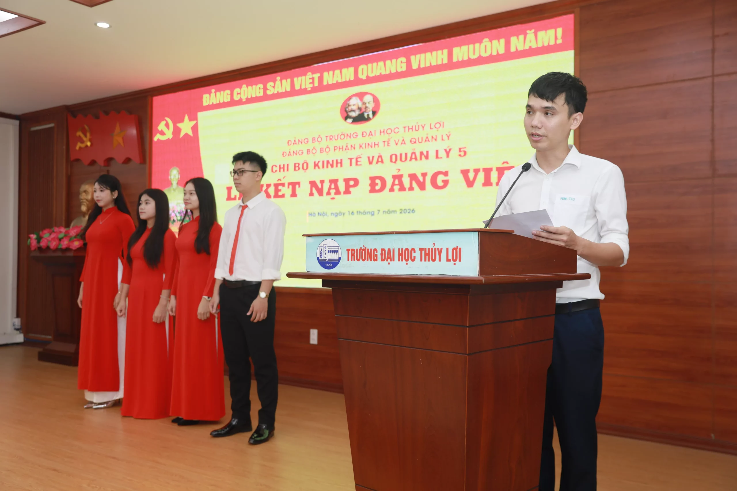 Thêm 20 quần chúng ưu tú Trường Đại học Thủy lợi đứng trong hàng ngũ của Đảng