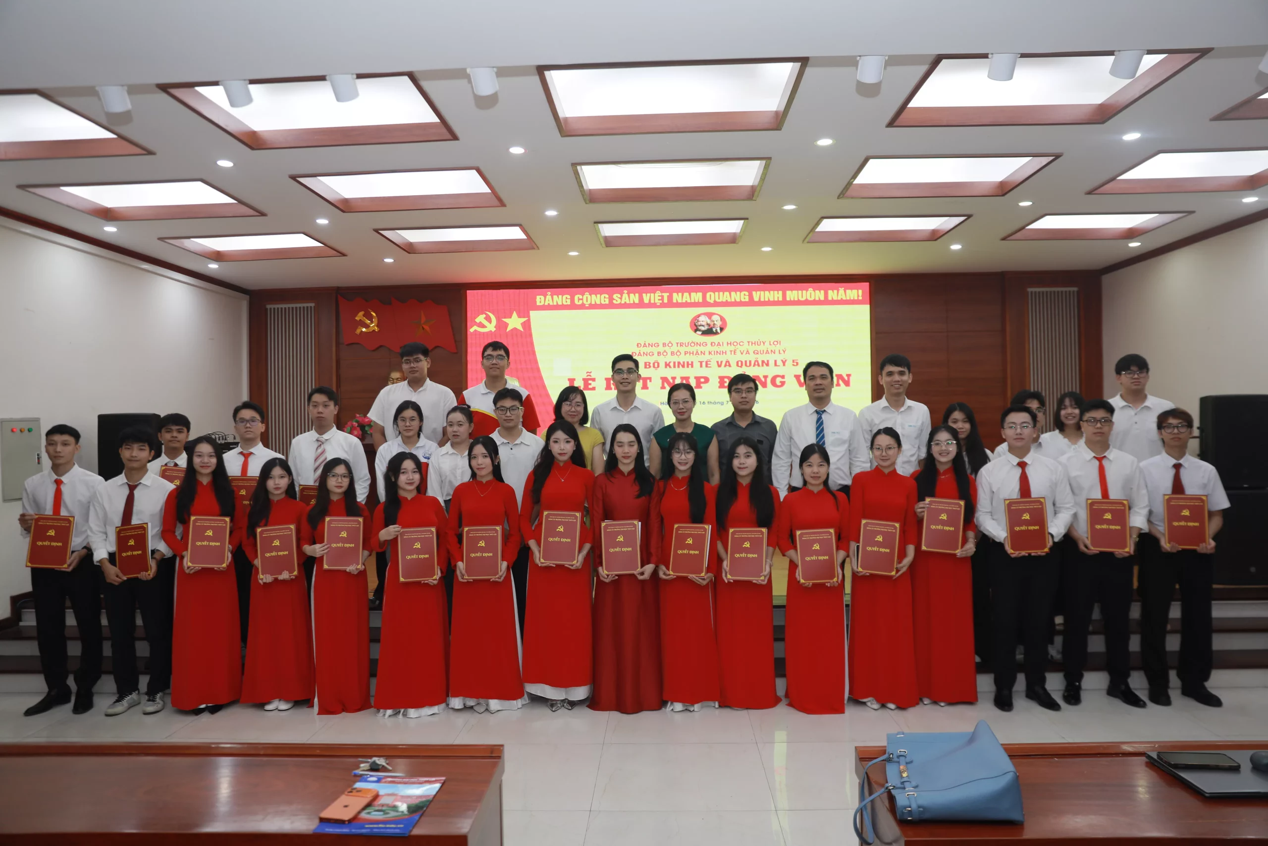 Thêm 20 quần chúng ưu tú Trường Đại học Thủy lợi đứng trong hàng ngũ của Đảng