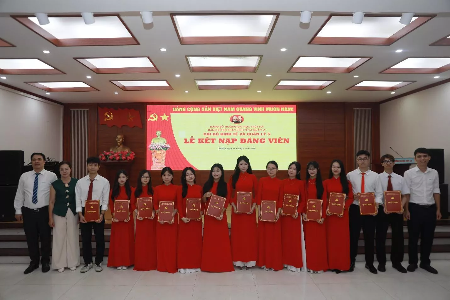 Thêm 20 quần chúng ưu tú Trường Đại học Thủy lợi đứng trong hàng ngũ của Đảng