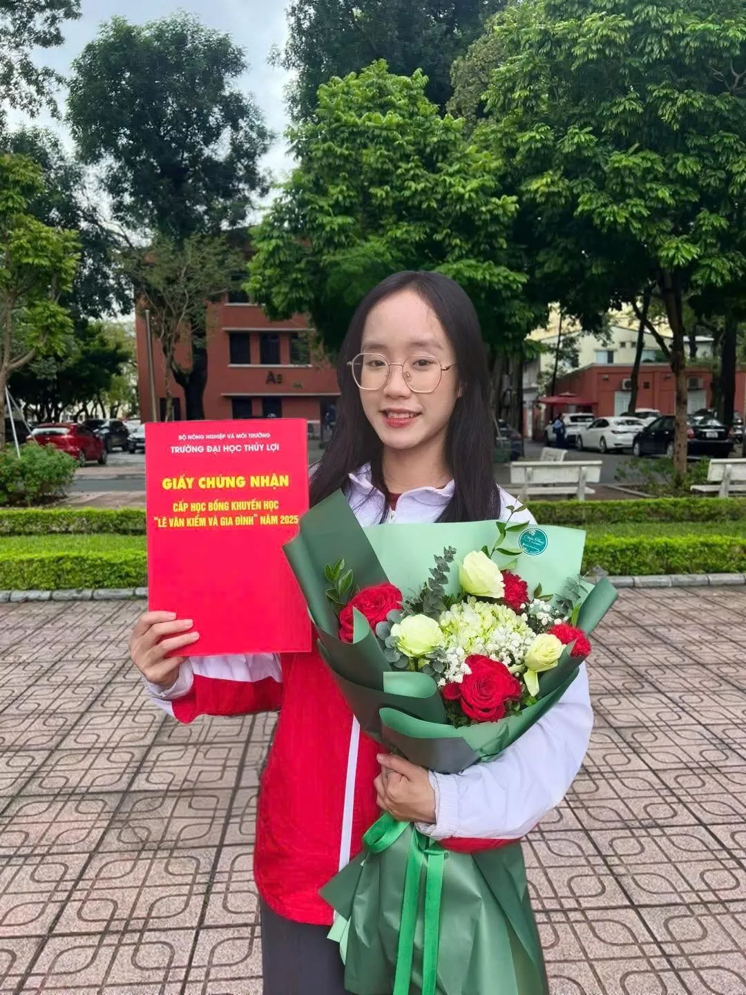Từ nghị lực vượt khó đến hành trình chinh phục thành công – Câu chuyện truyền cảm hứng của nữ sinh Phạm Hương Giang