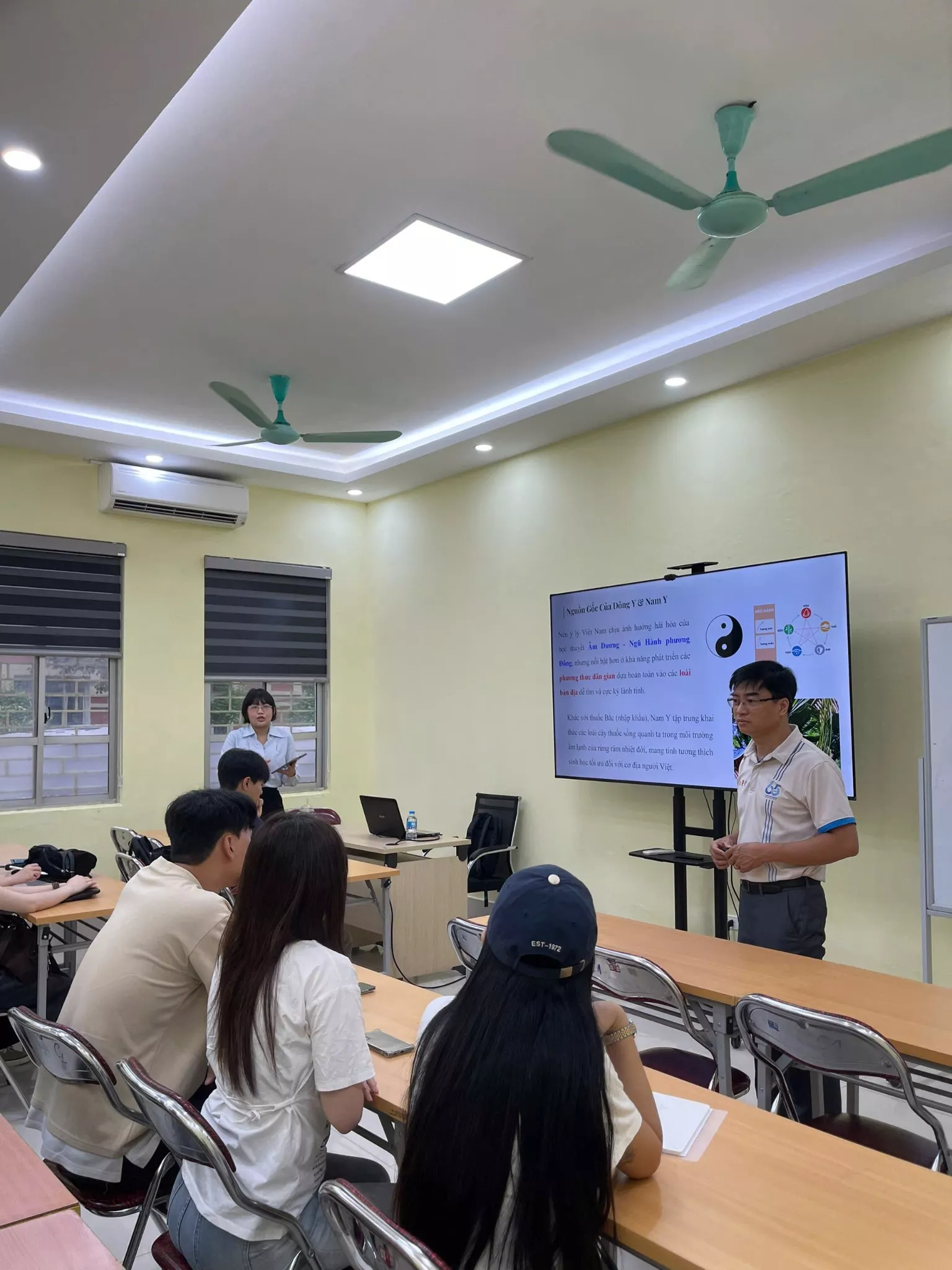 Sinh viên Đại học Chosun trải nghiệm học tập và thực hành Công nghệ sinh học tại Trường Đại học Thủy lợi