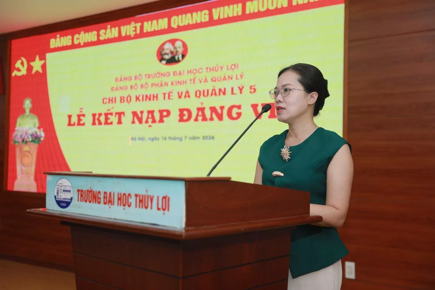 Thêm 20 quần chúng ưu tú Trường Đại học Thủy lợi đứng trong hàng ngũ của Đảng