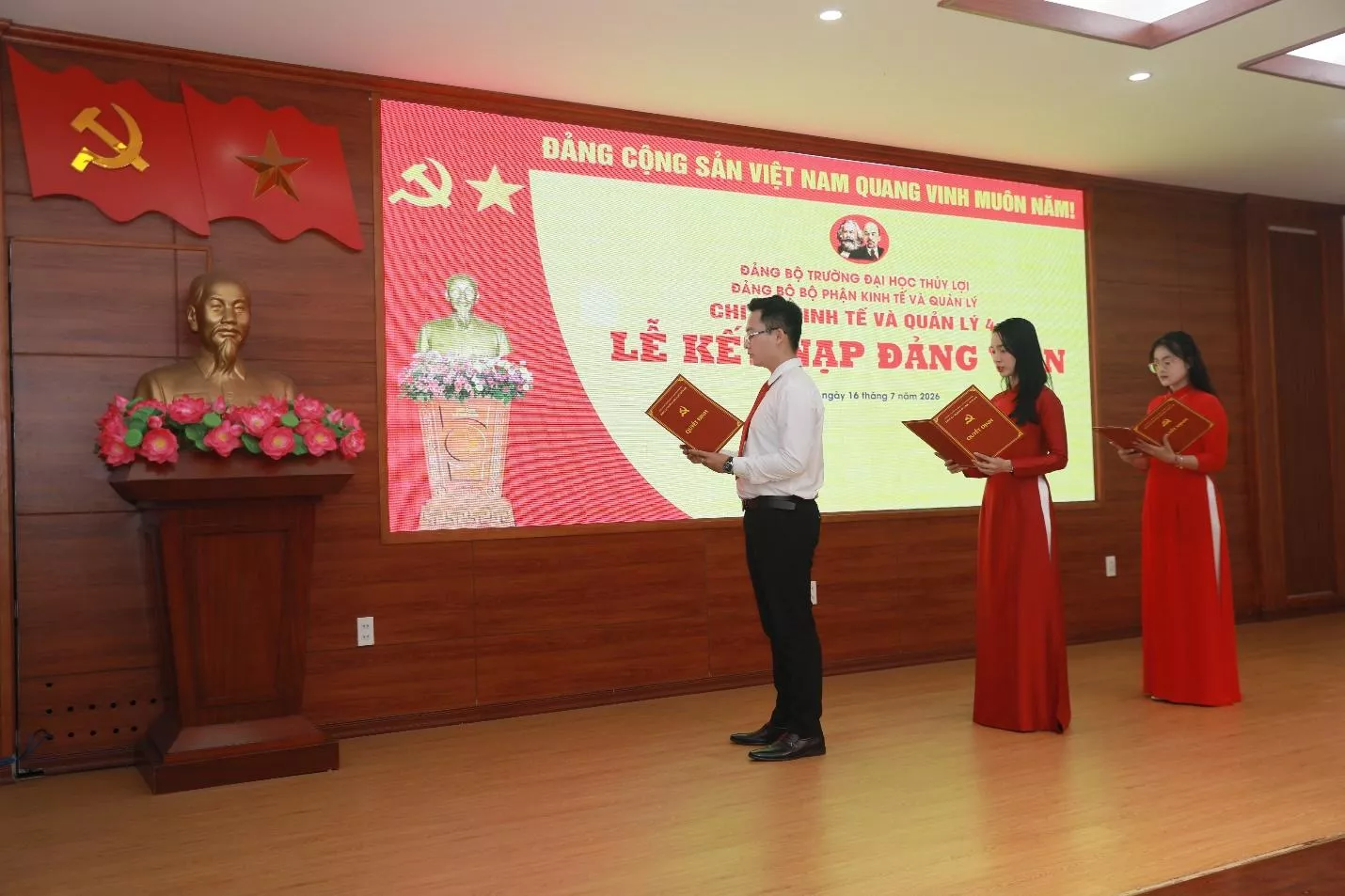 Thêm 20 quần chúng ưu tú Trường Đại học Thủy lợi đứng trong hàng ngũ của Đảng