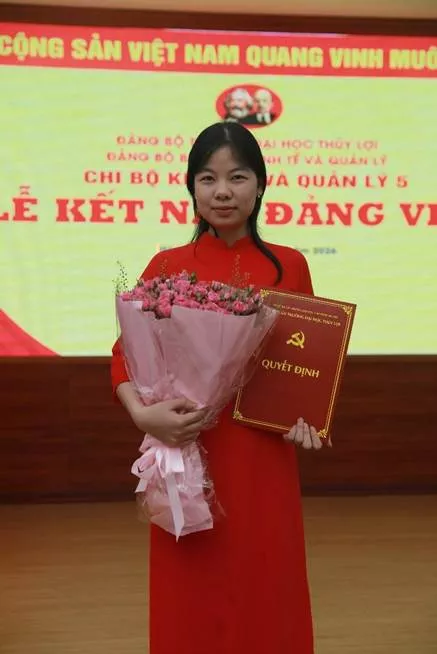 Thêm 20 quần chúng ưu tú Trường Đại học Thủy lợi đứng trong hàng ngũ của Đảng