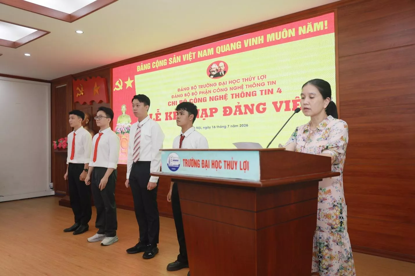 Thêm 20 quần chúng ưu tú Trường Đại học Thủy lợi đứng trong hàng ngũ của Đảng