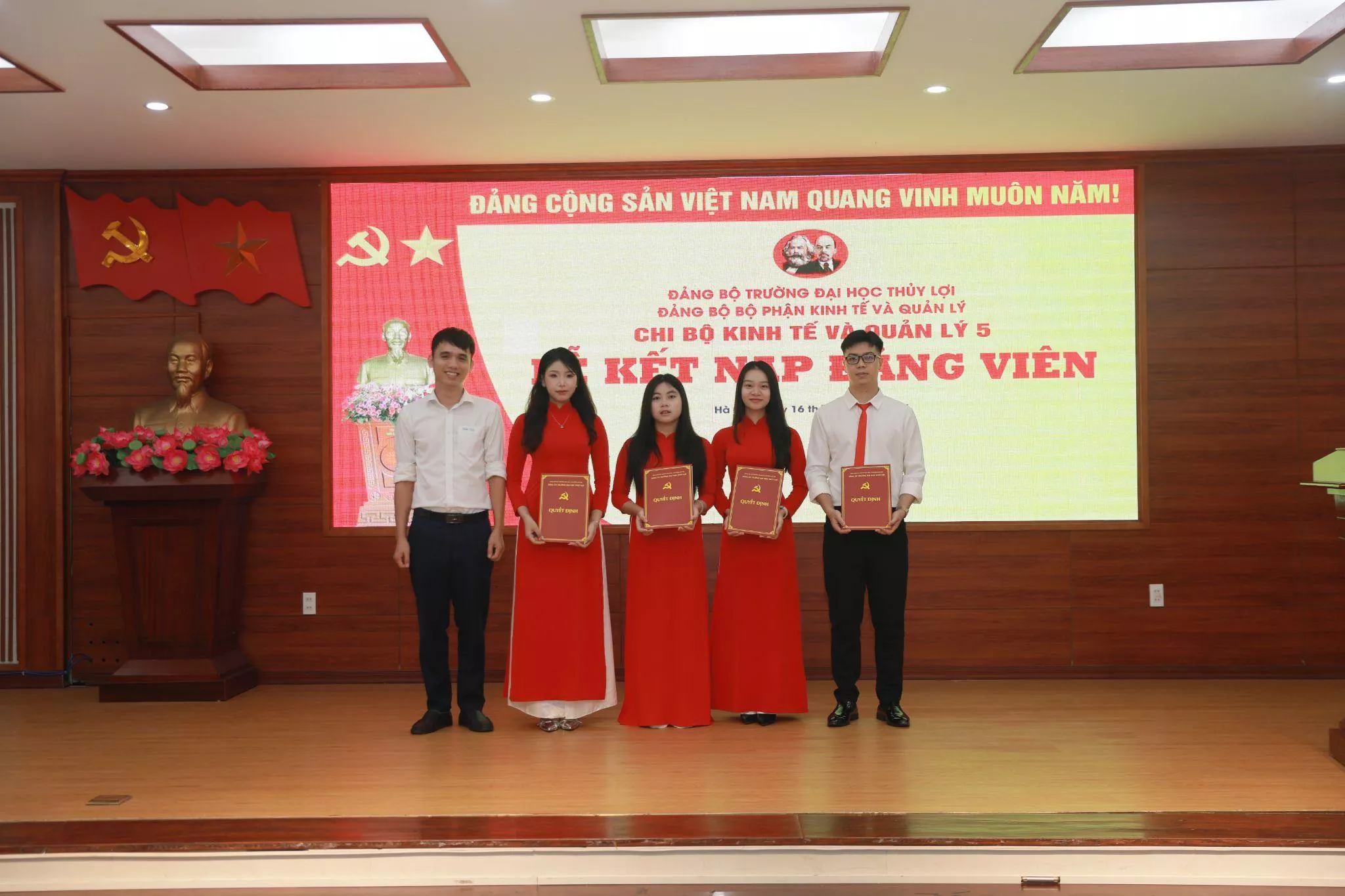 Thêm 20 quần chúng ưu tú Trường Đại học Thủy lợi đứng trong hàng ngũ của Đảng