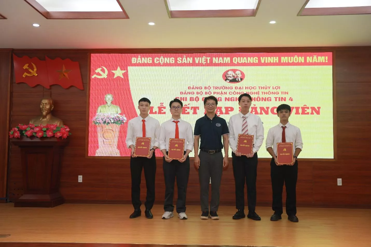 Thêm 20 quần chúng ưu tú Trường Đại học Thủy lợi đứng trong hàng ngũ của Đảng