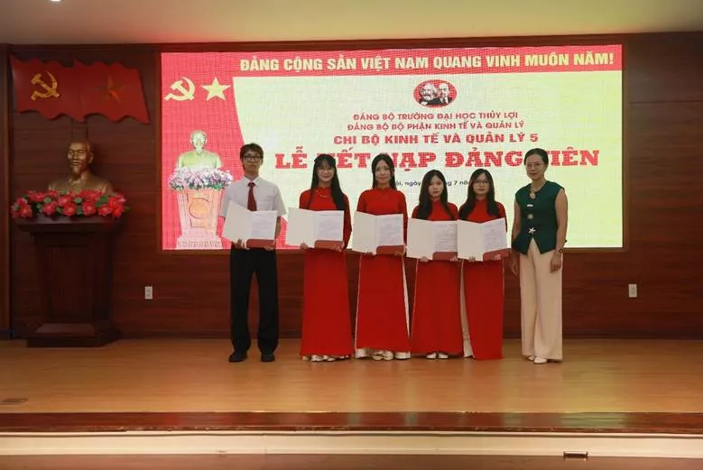 Thêm 20 quần chúng ưu tú Trường Đại học Thủy lợi đứng trong hàng ngũ của Đảng