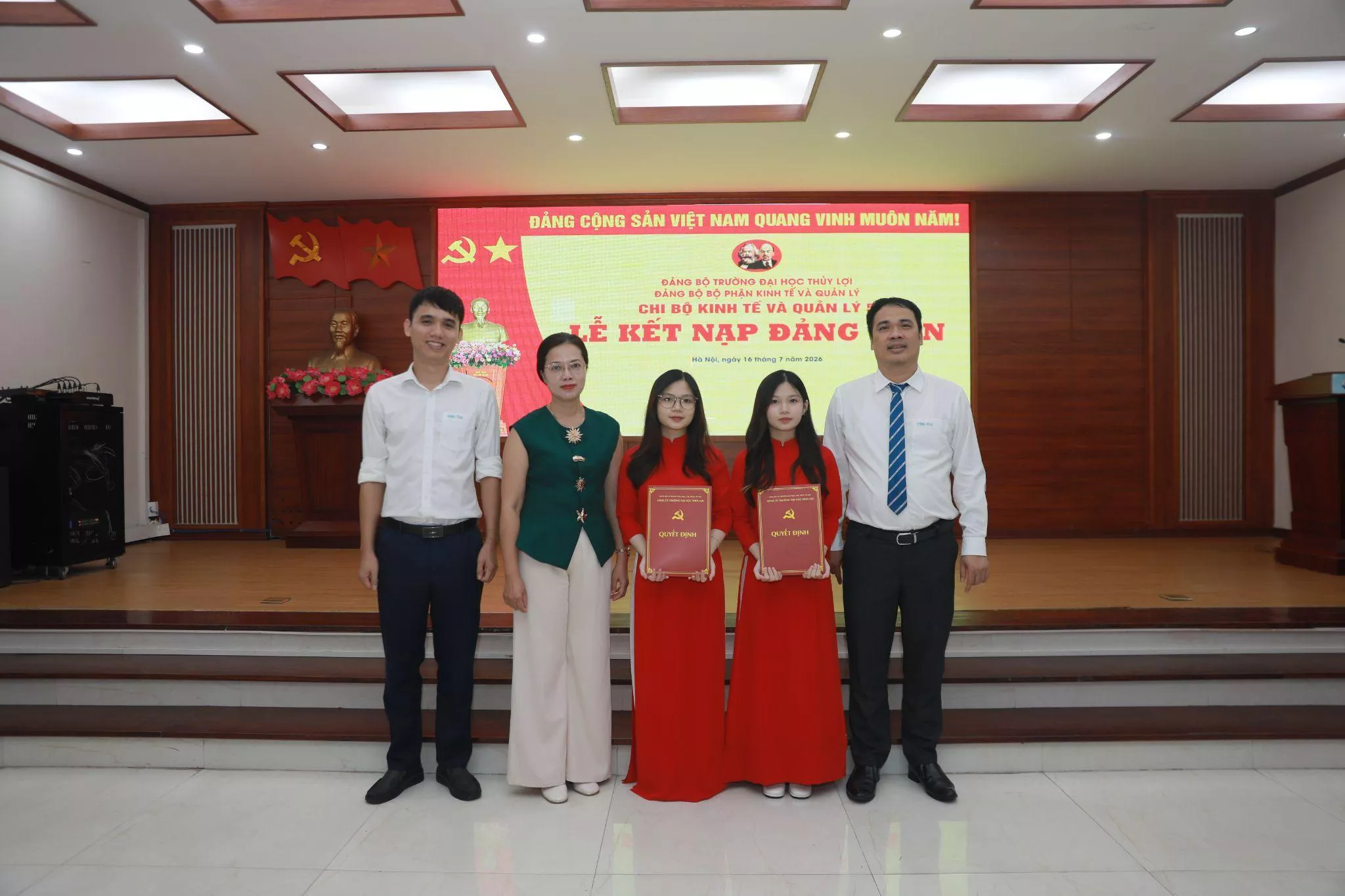Thêm 20 quần chúng ưu tú Trường Đại học Thủy lợi đứng trong hàng ngũ của Đảng