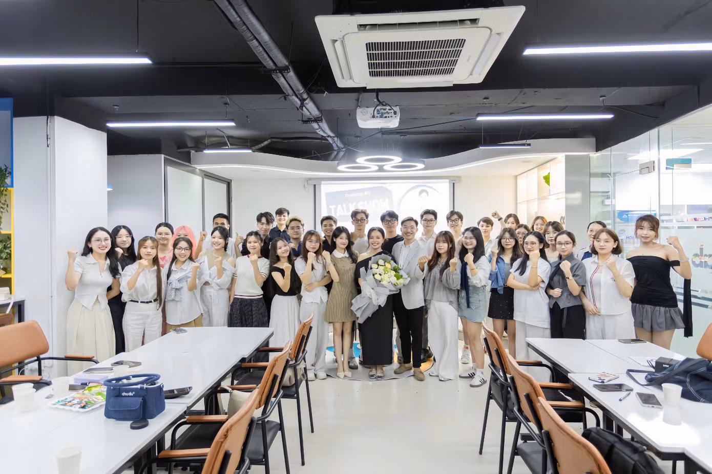 Nữ đảng viên trẻ và hành trình rèn luyện từ giảng đường đến sân khấu