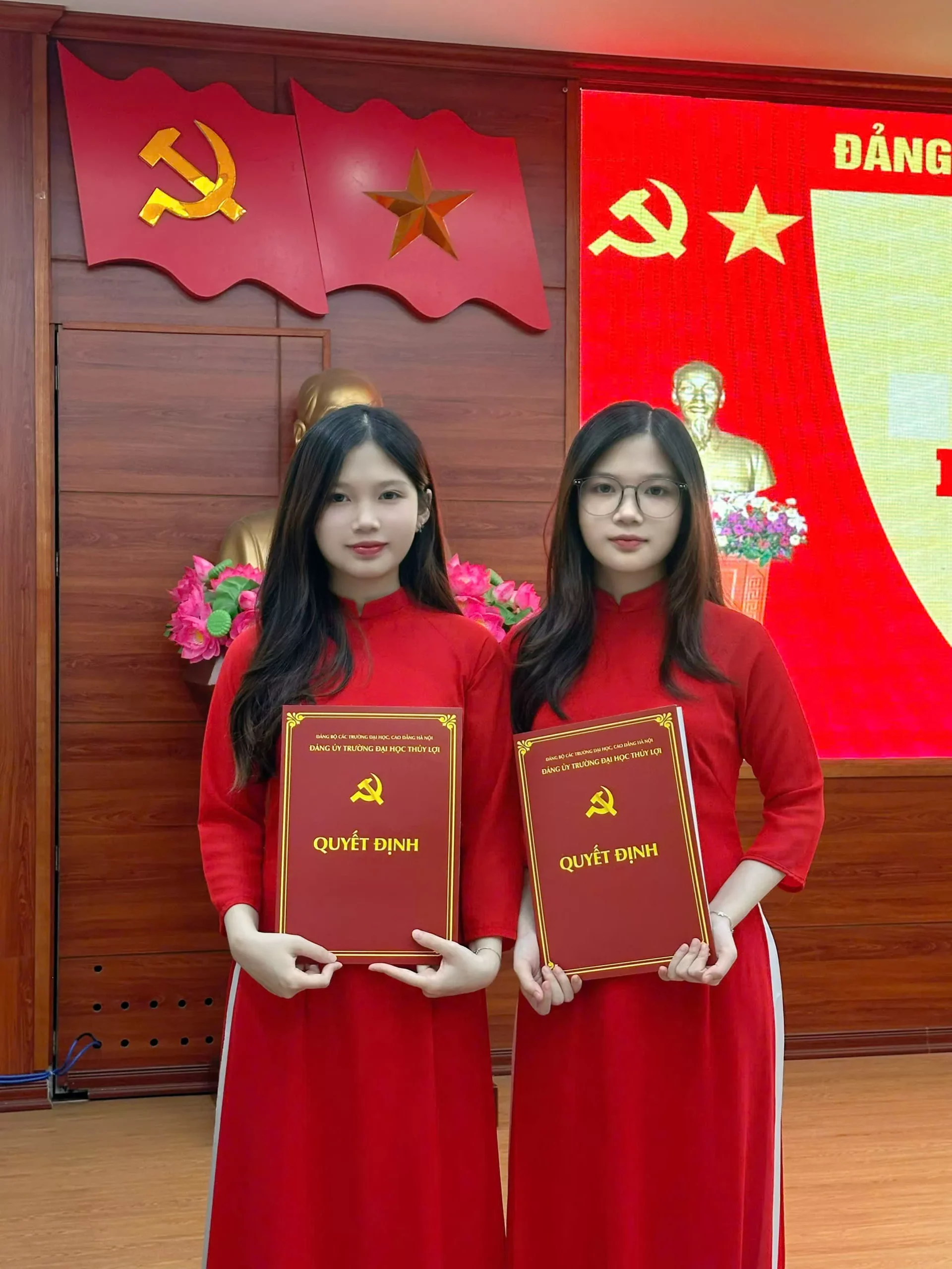 Tiếp nối truyền thống từ mái trường Thủy lợi: Hai chị em sinh đôi cùng trở thành đảng viên