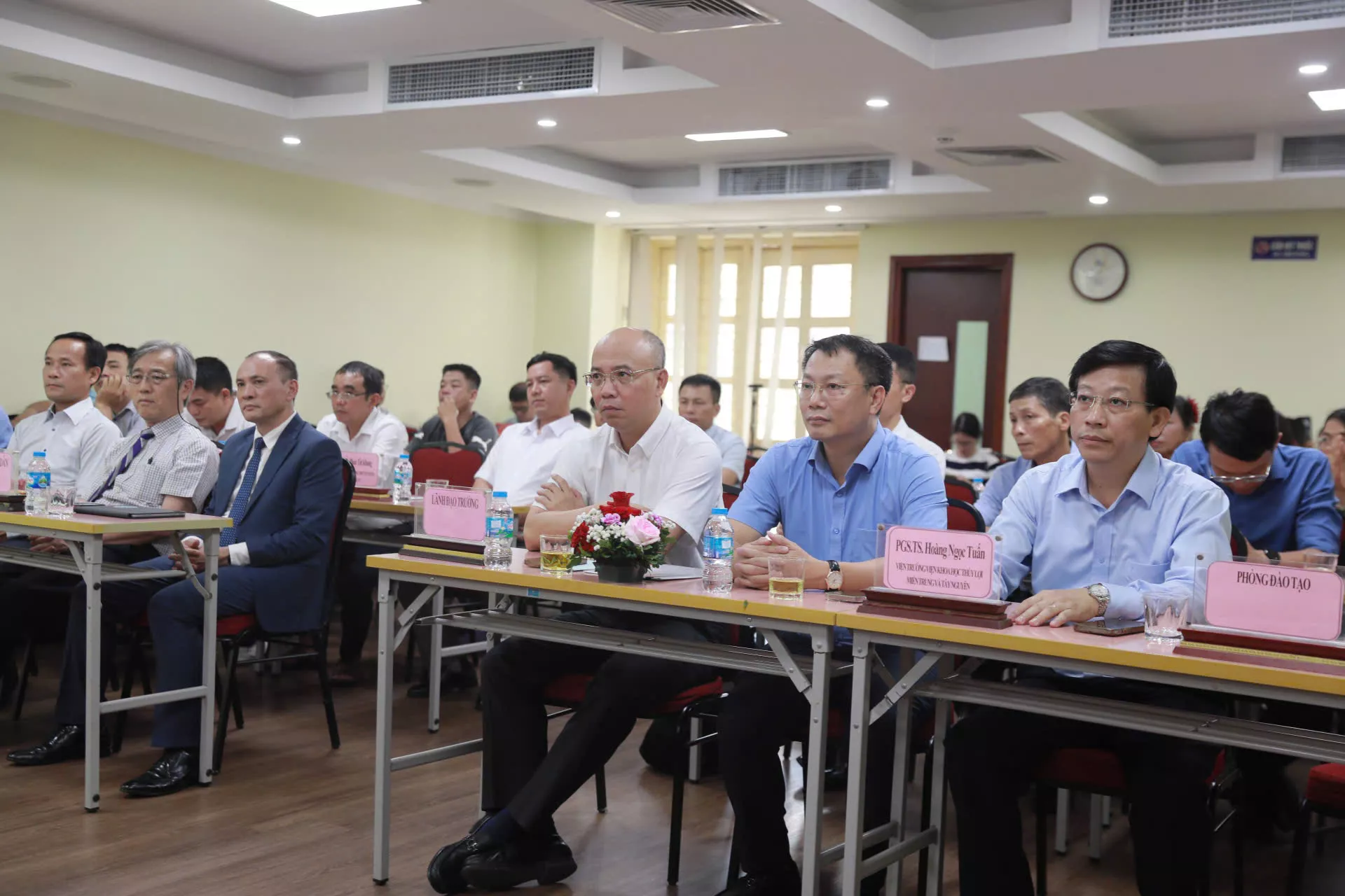 Nghiên cứu cơ chế diễn biến hình thái bờ biển răng cưa theo mùa tại bãi biển Mỹ Khê