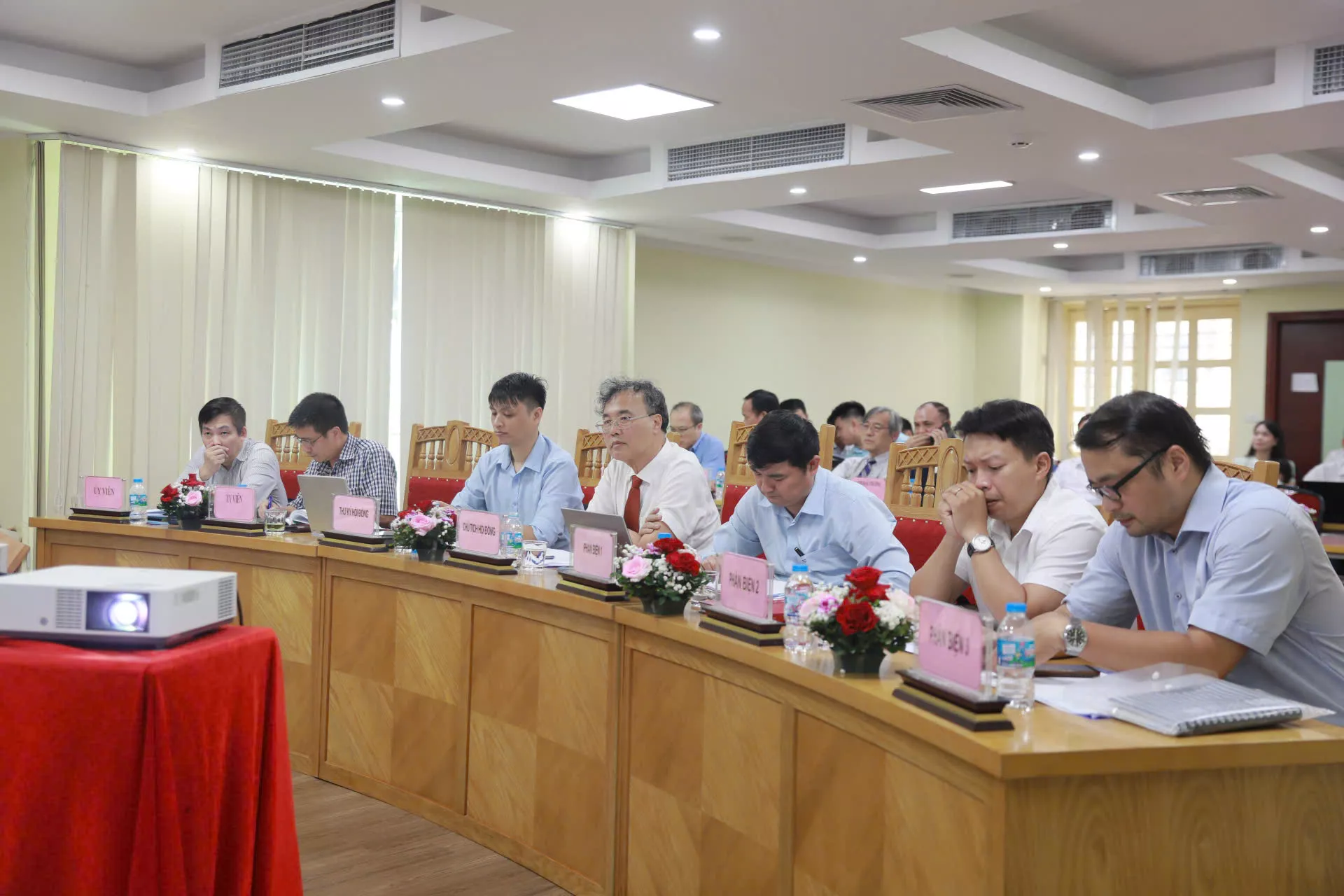 Nghiên cứu cơ chế diễn biến hình thái bờ biển răng cưa theo mùa tại bãi biển Mỹ Khê