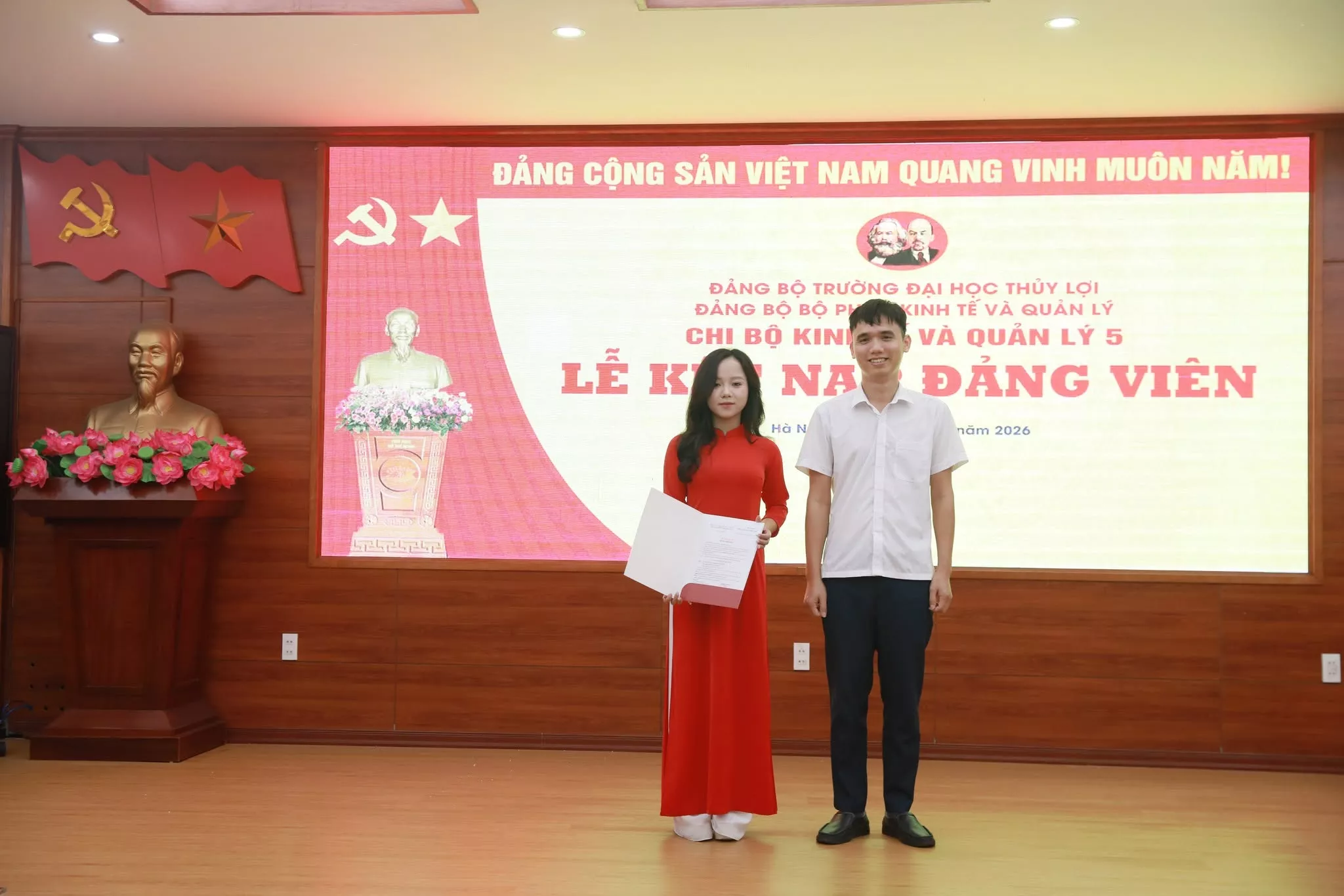 Trường Đại học Thủy lợi tổ chức Lễ kết nạp Đảng cho 18 quần chúng ưu tú thuộc 6 chi bộ