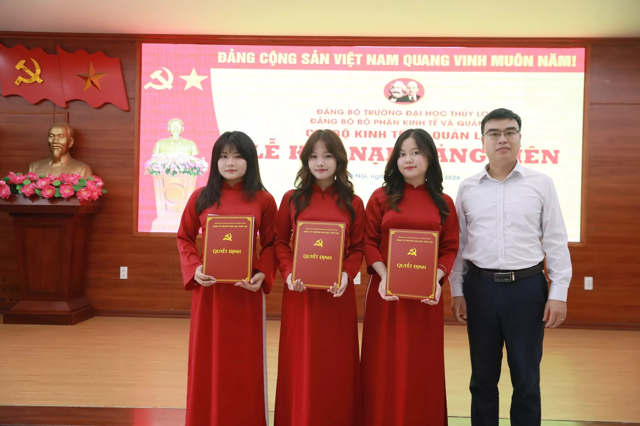 Trường Đại học Thủy lợi tổ chức Lễ kết nạp Đảng cho 18 quần chúng ưu tú thuộc 6 chi bộ
