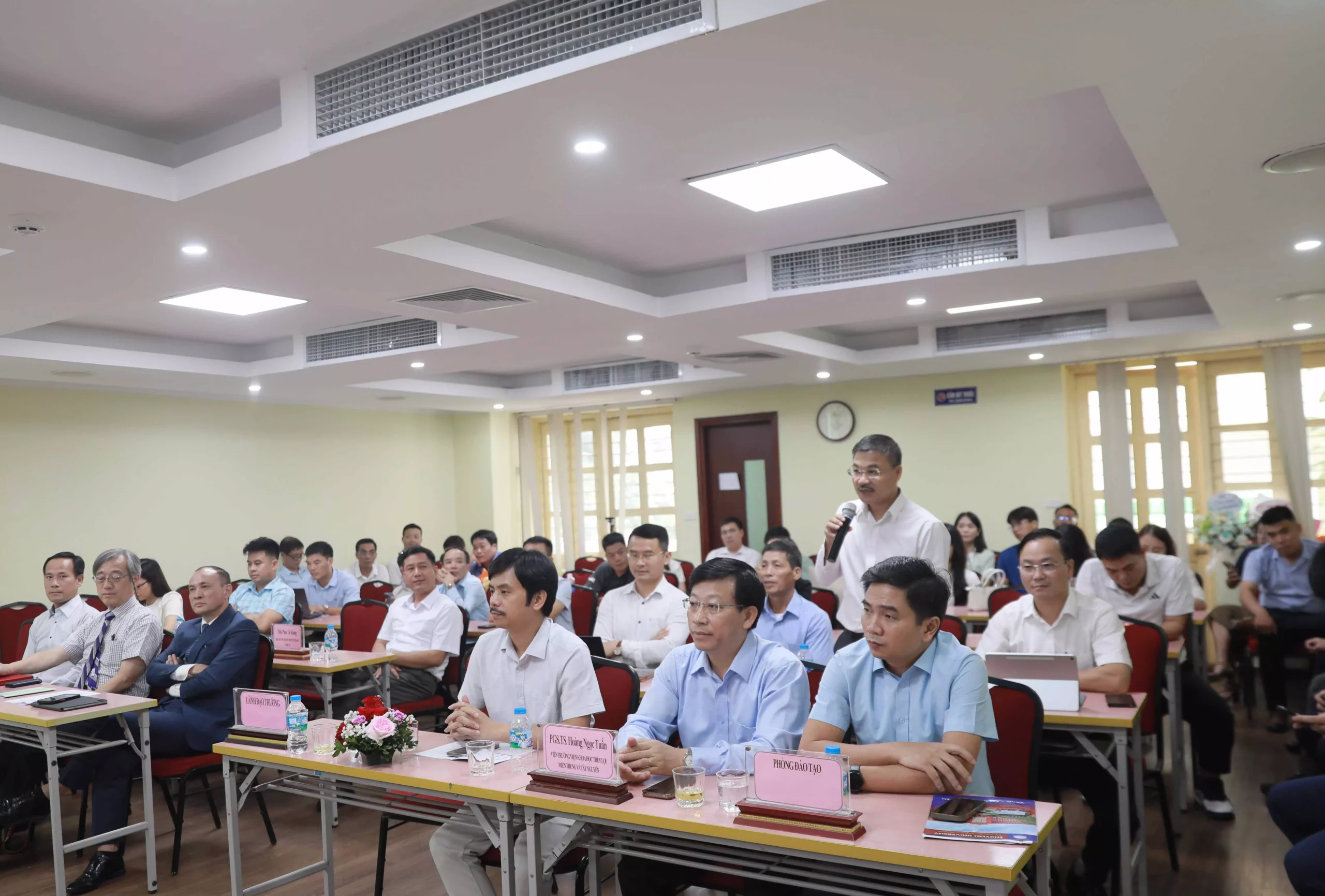 Nghiên cứu cơ chế diễn biến hình thái bờ biển răng cưa theo mùa tại bãi biển Mỹ Khê