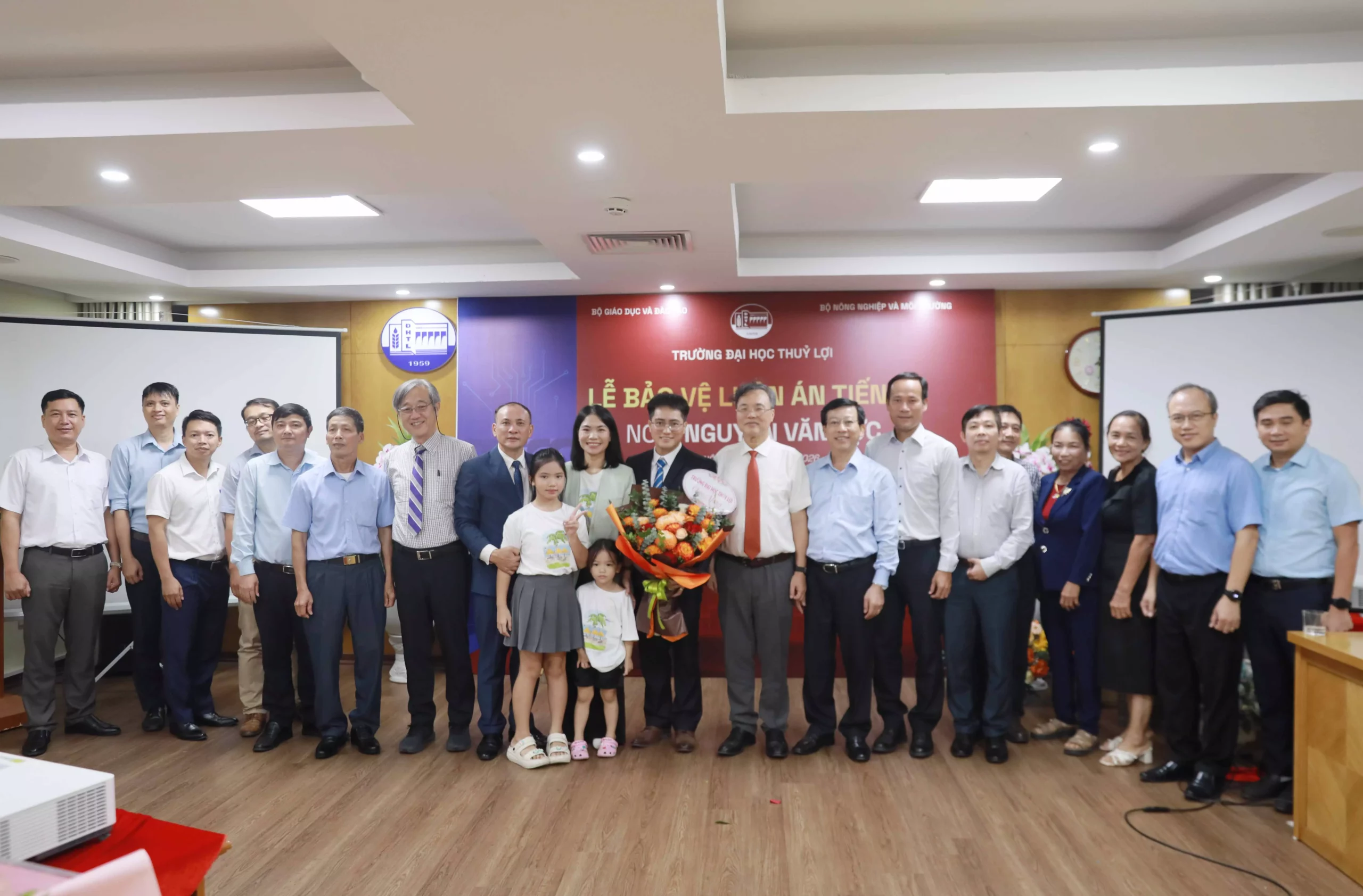 Nghiên cứu cơ chế diễn biến hình thái bờ biển răng cưa theo mùa tại bãi biển Mỹ Khê