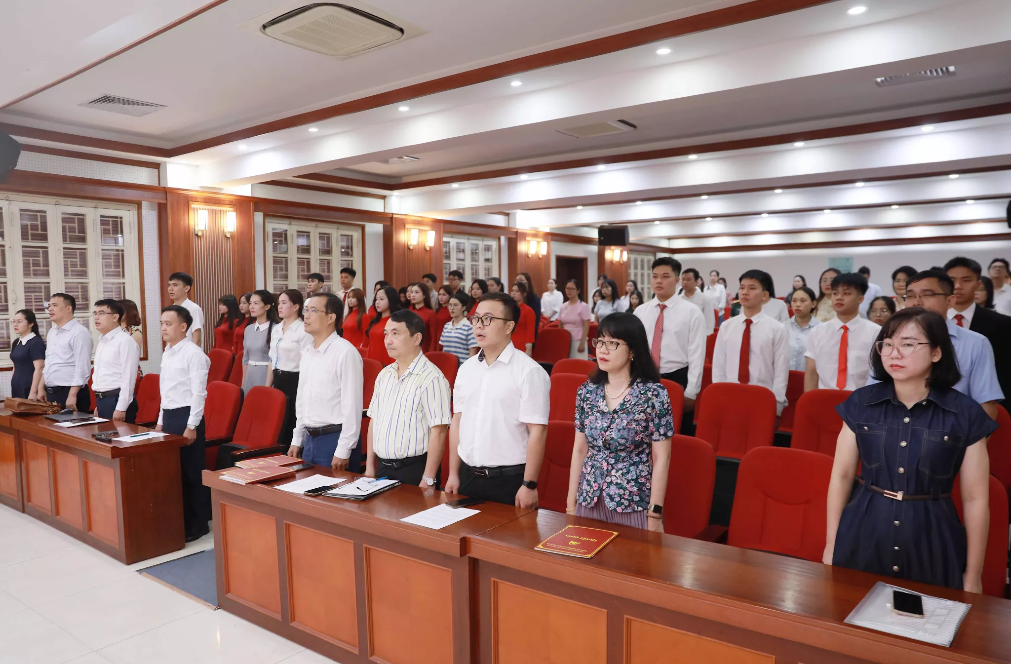 Trường Đại học Thủy lợi tổ chức Lễ kết nạp Đảng cho 18 quần chúng ưu tú thuộc 6 chi bộ
