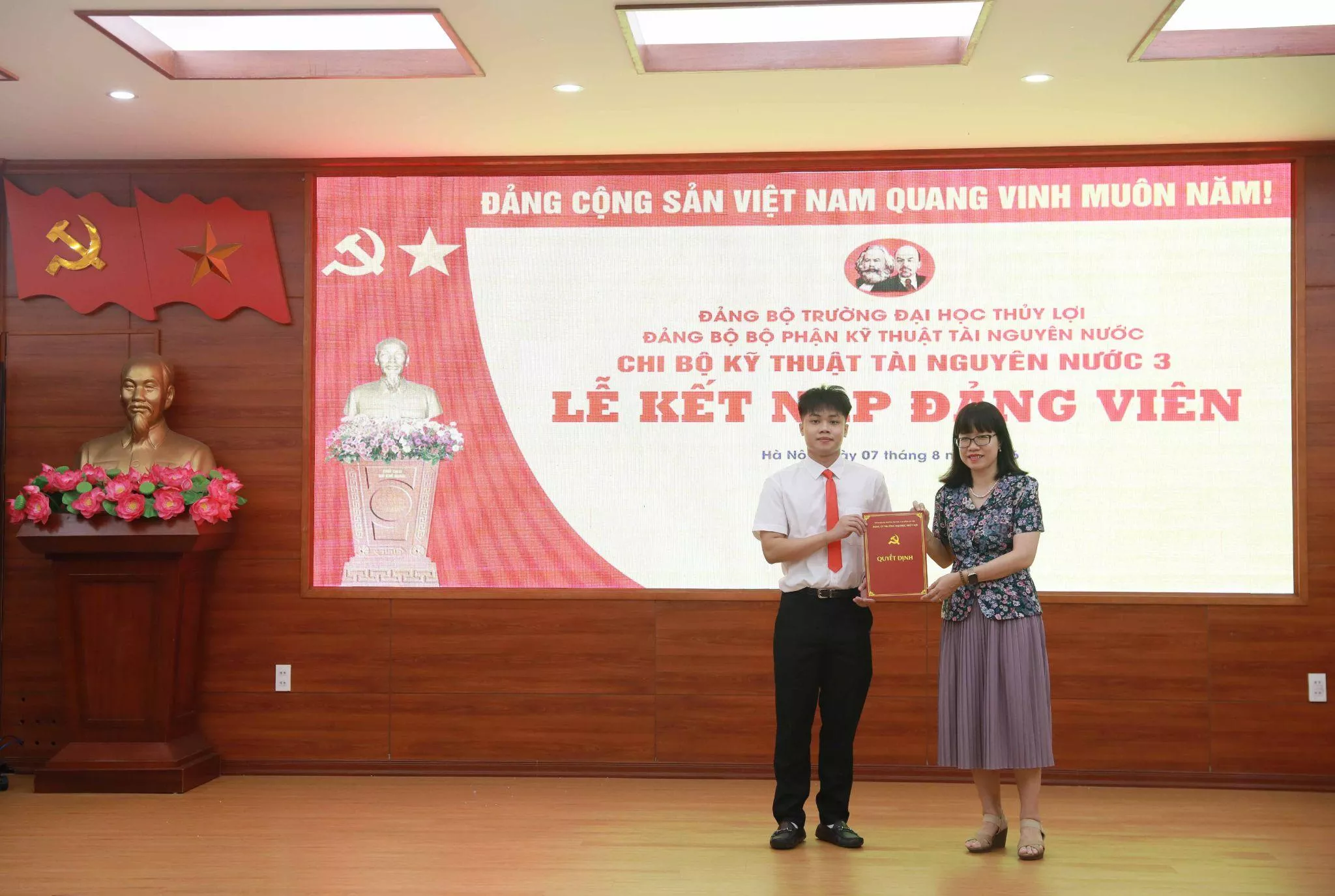 Trường Đại học Thủy lợi tổ chức Lễ kết nạp Đảng cho 18 quần chúng ưu tú thuộc 6 chi bộ