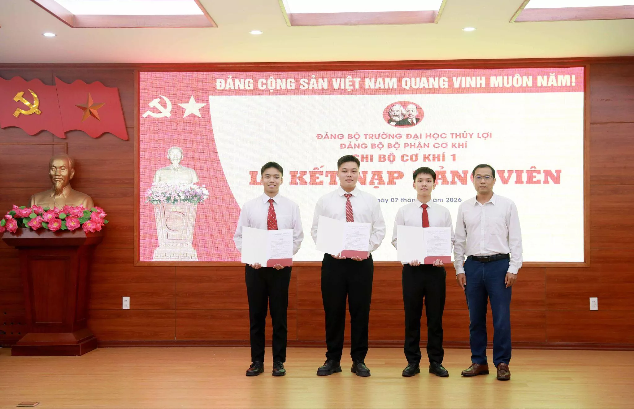 Trường Đại học Thủy lợi tổ chức Lễ kết nạp Đảng cho 18 quần chúng ưu tú thuộc 6 chi bộ