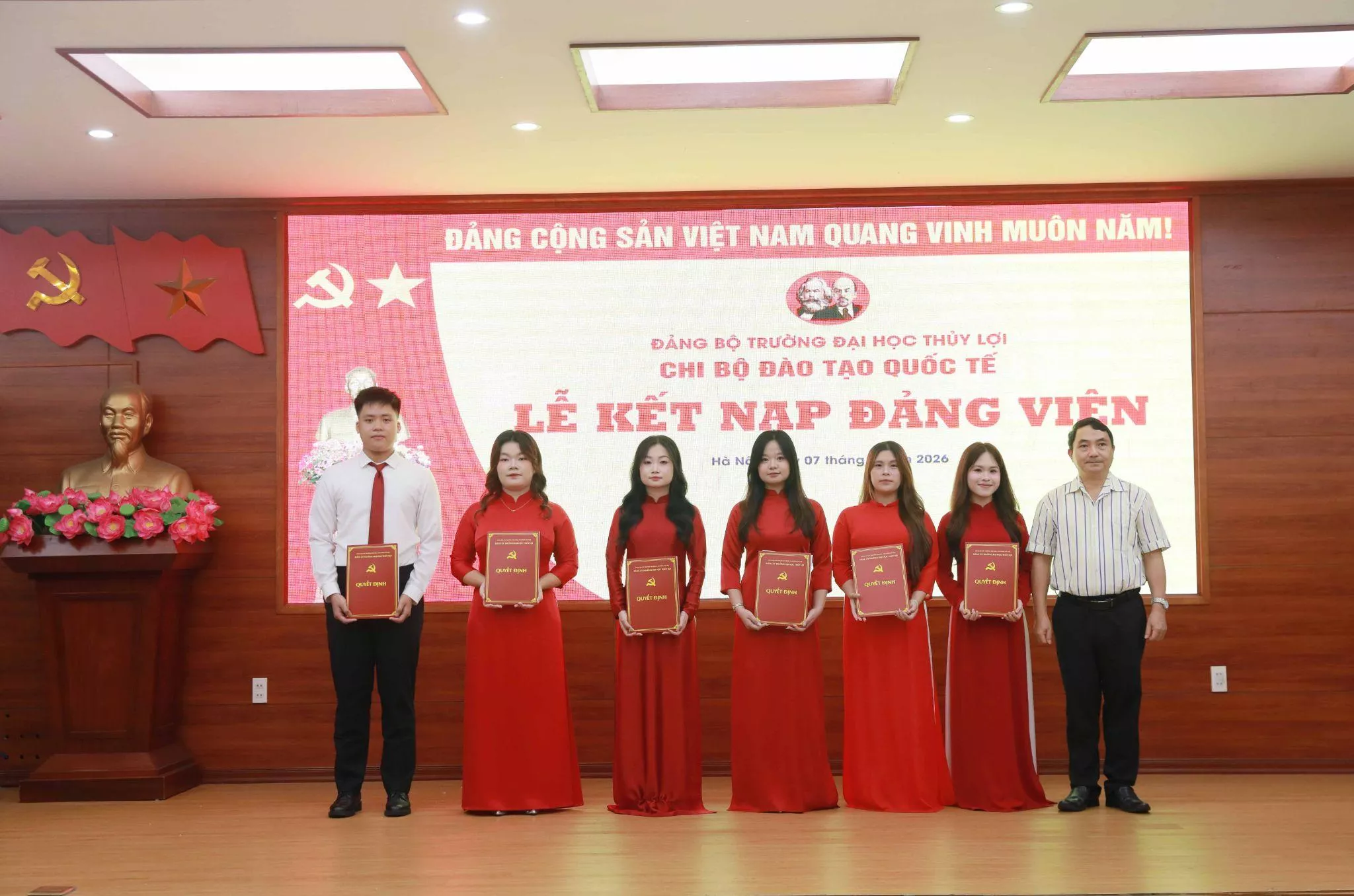 Trường Đại học Thủy lợi tổ chức Lễ kết nạp Đảng cho 18 quần chúng ưu tú thuộc 6 chi bộ