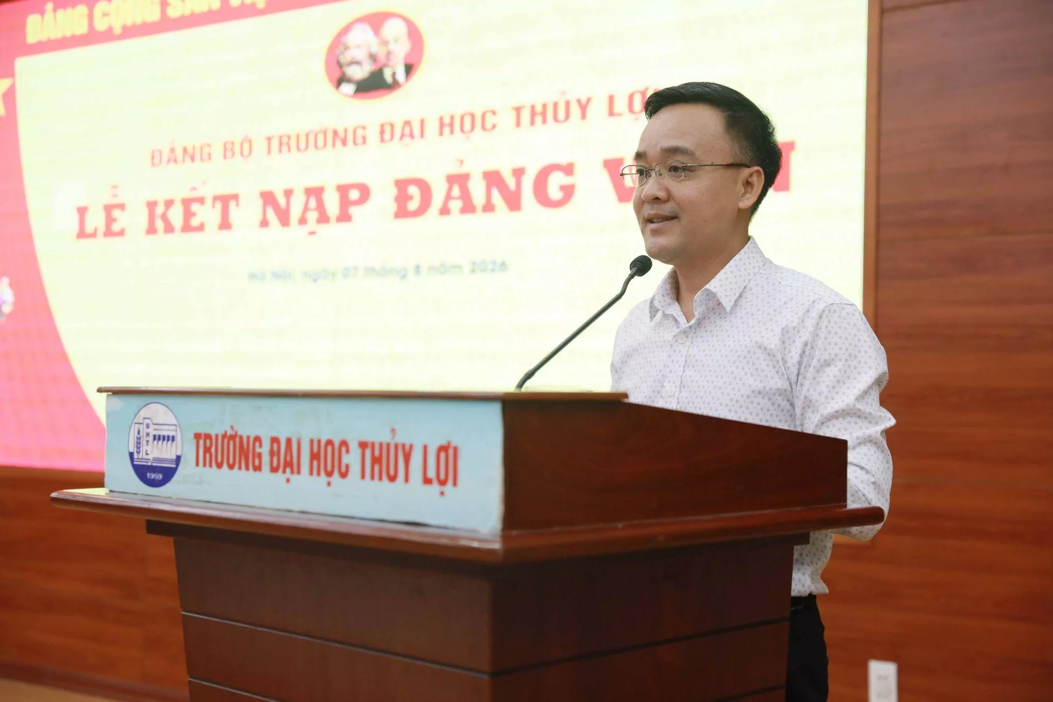 Trường Đại học Thủy lợi tổ chức Lễ kết nạp Đảng cho 18 quần chúng ưu tú thuộc 6 chi bộ