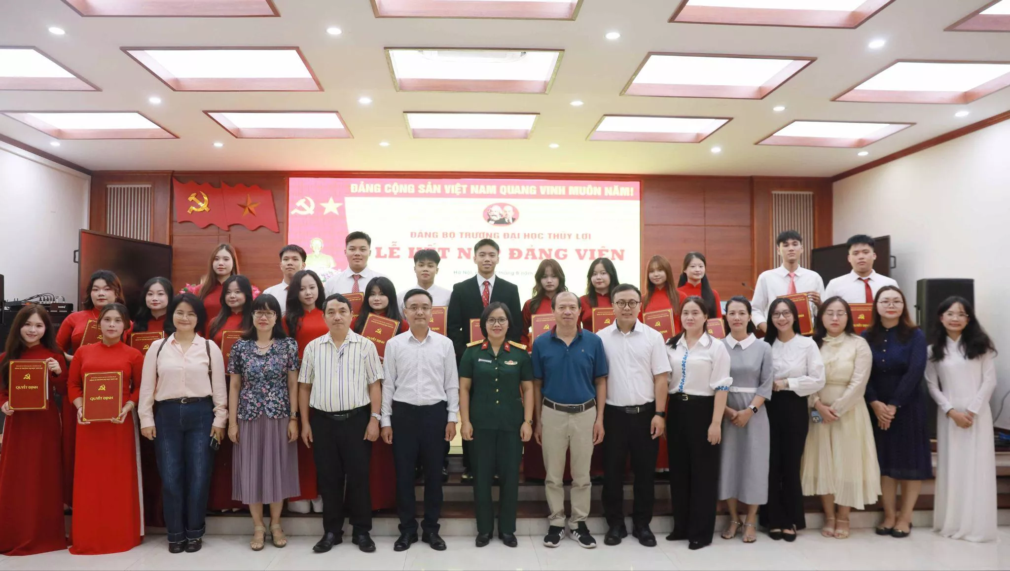 Trường Đại học Thủy lợi tổ chức Lễ kết nạp Đảng cho 18 quần chúng ưu tú thuộc 6 chi bộ