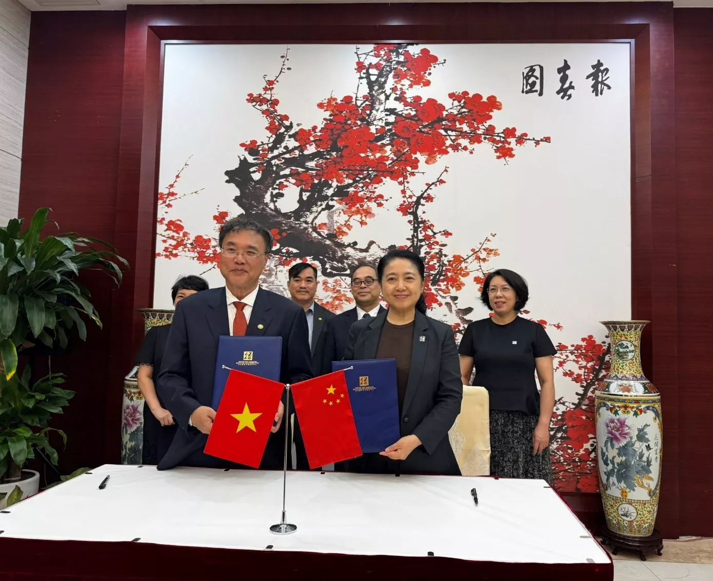 Trường Đại học Thủy lợi ký kết Thỏa thuận tiếp nhận giảng viên tiếng Trung với Trung tâm Ngôn ngữ và Hợp tác Giáo dục Trung Quốc