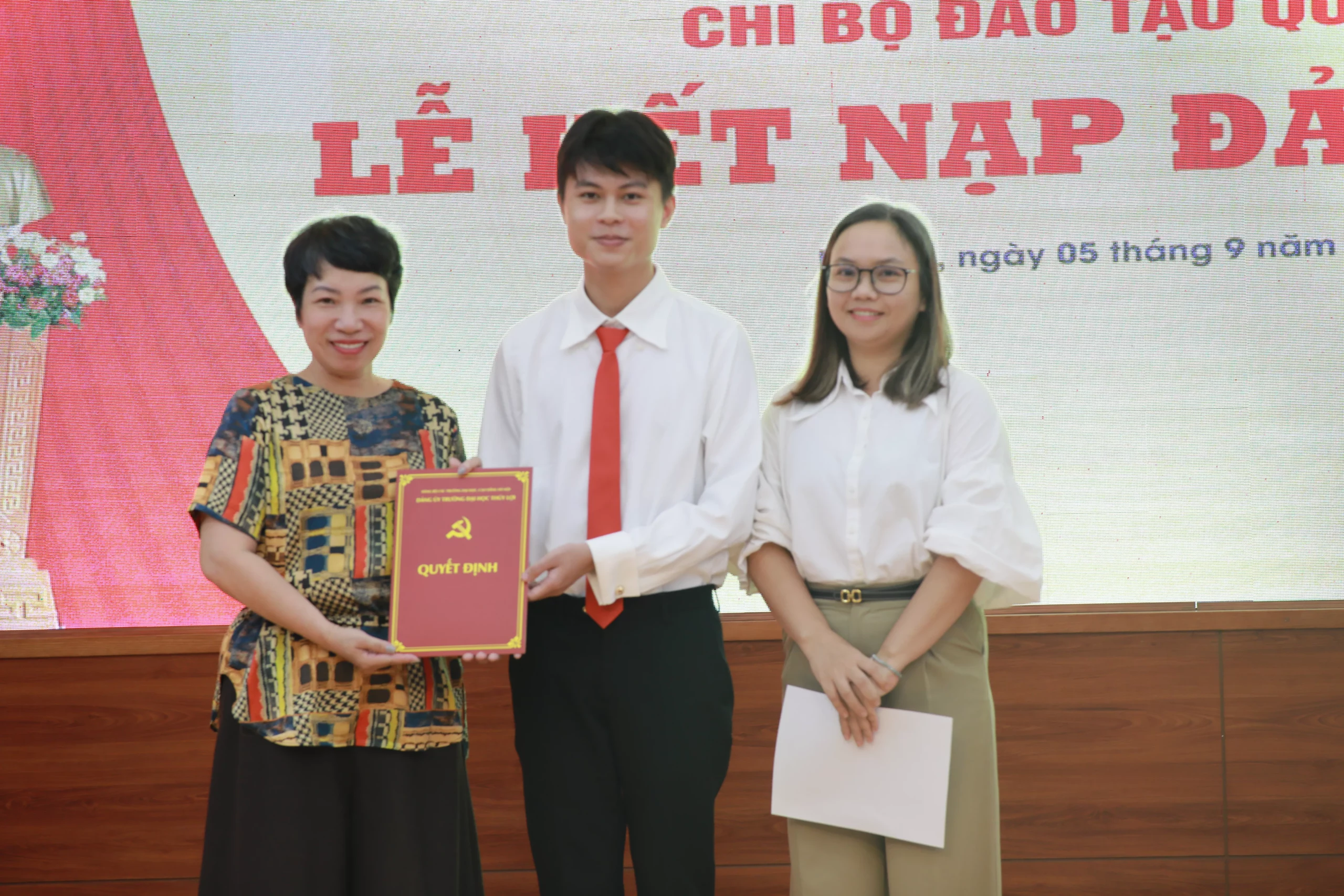 Trường Đại học Thủy lợi kết nạp 07 đảng viên trong ngày khai giảng năm học mới