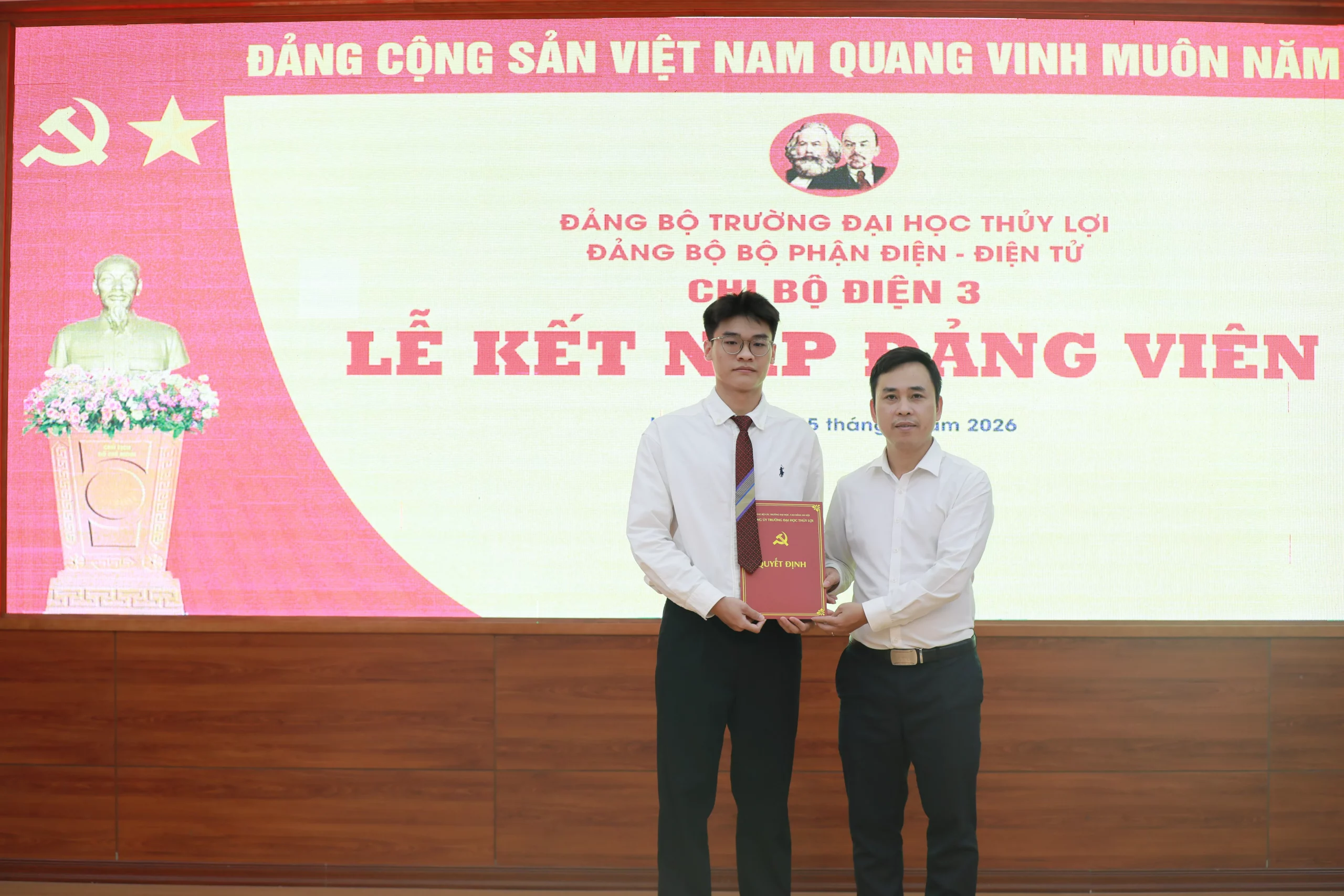 Trường Đại học Thủy lợi kết nạp 07 đảng viên trong ngày khai giảng năm học mới