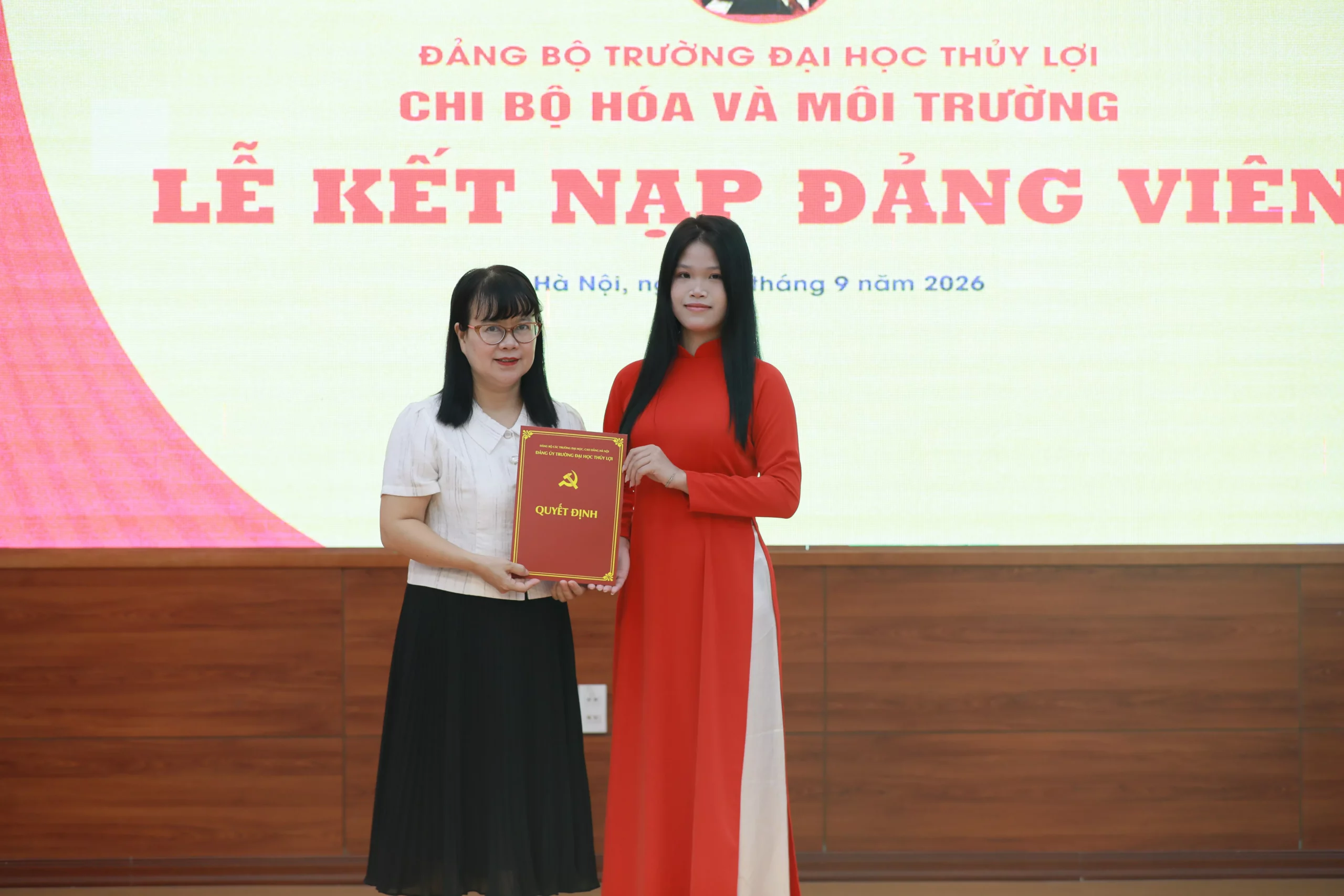 Trường Đại học Thủy lợi kết nạp 07 đảng viên trong ngày khai giảng năm học mới